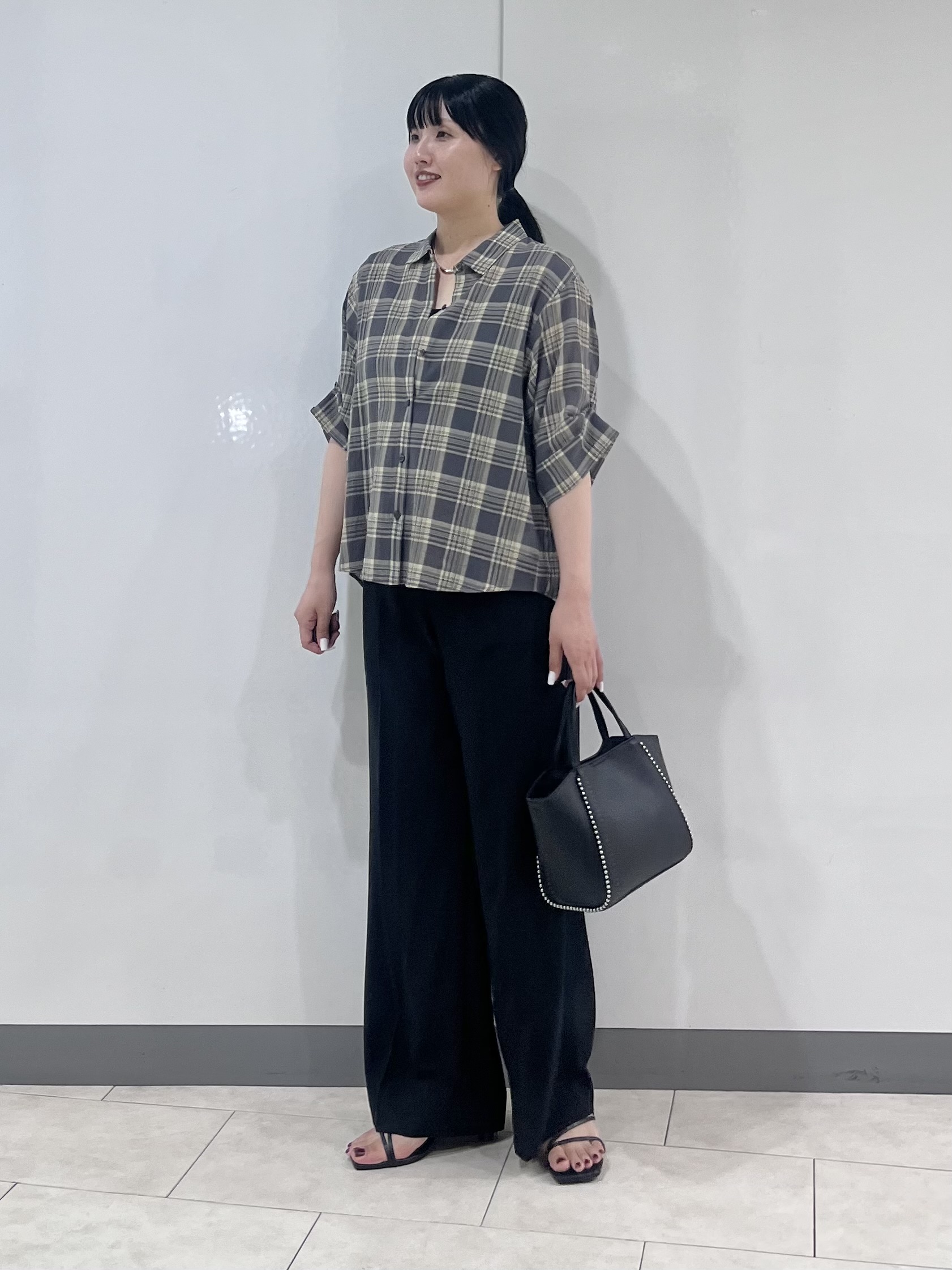 hasuさんの「INDIVI｜【コットン100％／透け感／2WAY】袖アレンジ チェックシャツ」を使ったコーディネート