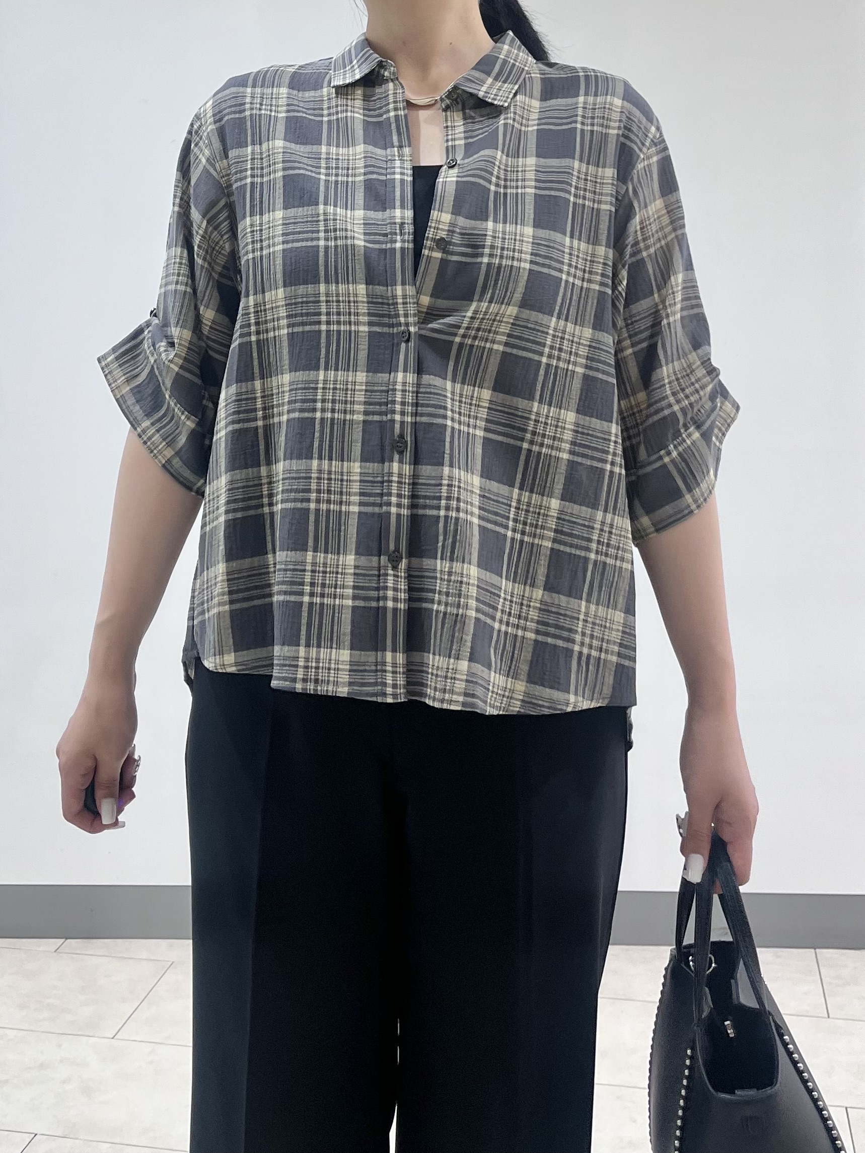 hasuさんの「INDIVI｜【コットン100％／透け感／2WAY】袖アレンジ チェックシャツ」を使ったコーディネート