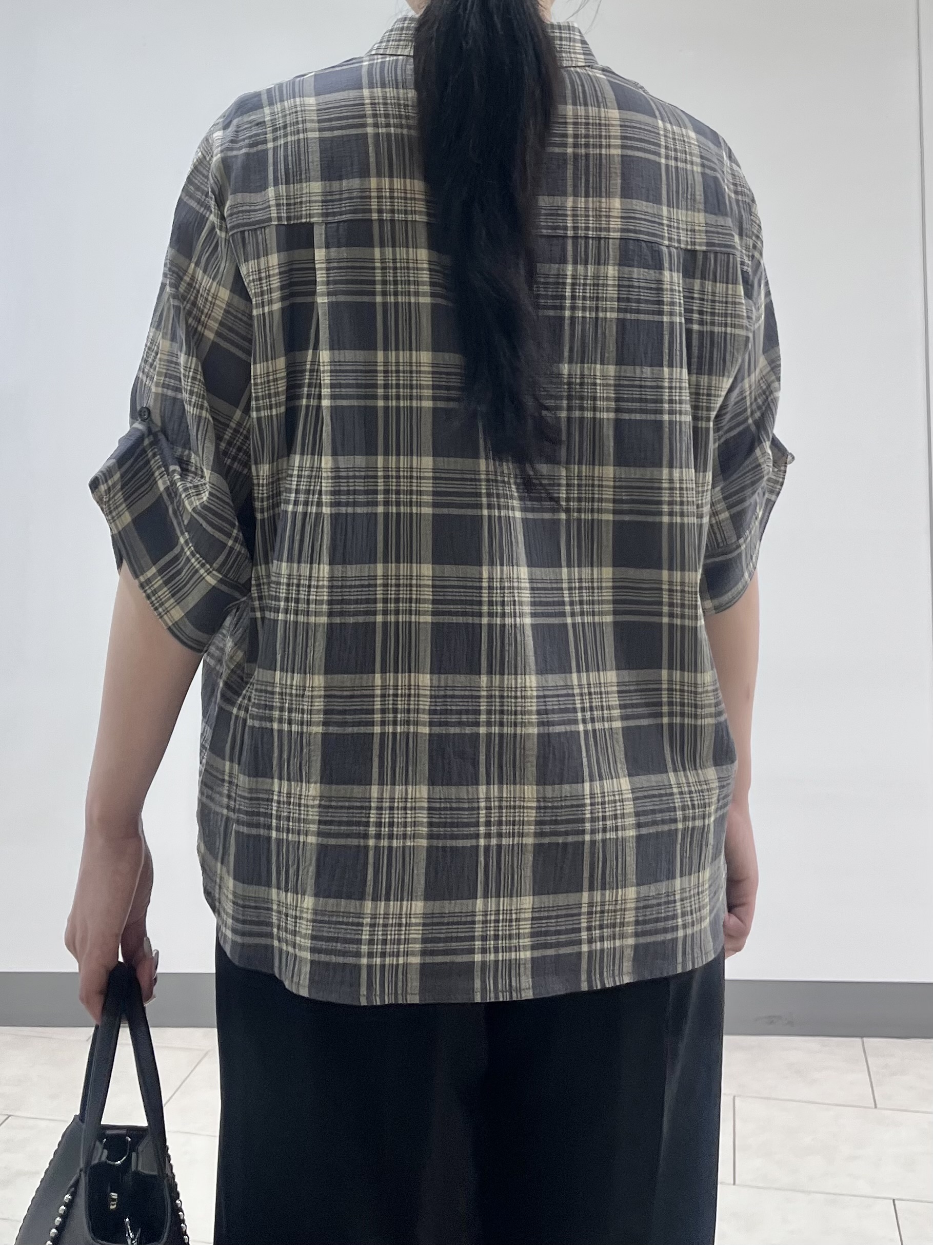 hasuさんの「INDIVI｜【コットン100％／透け感／2WAY】袖アレンジ チェックシャツ」を使ったコーディネート
