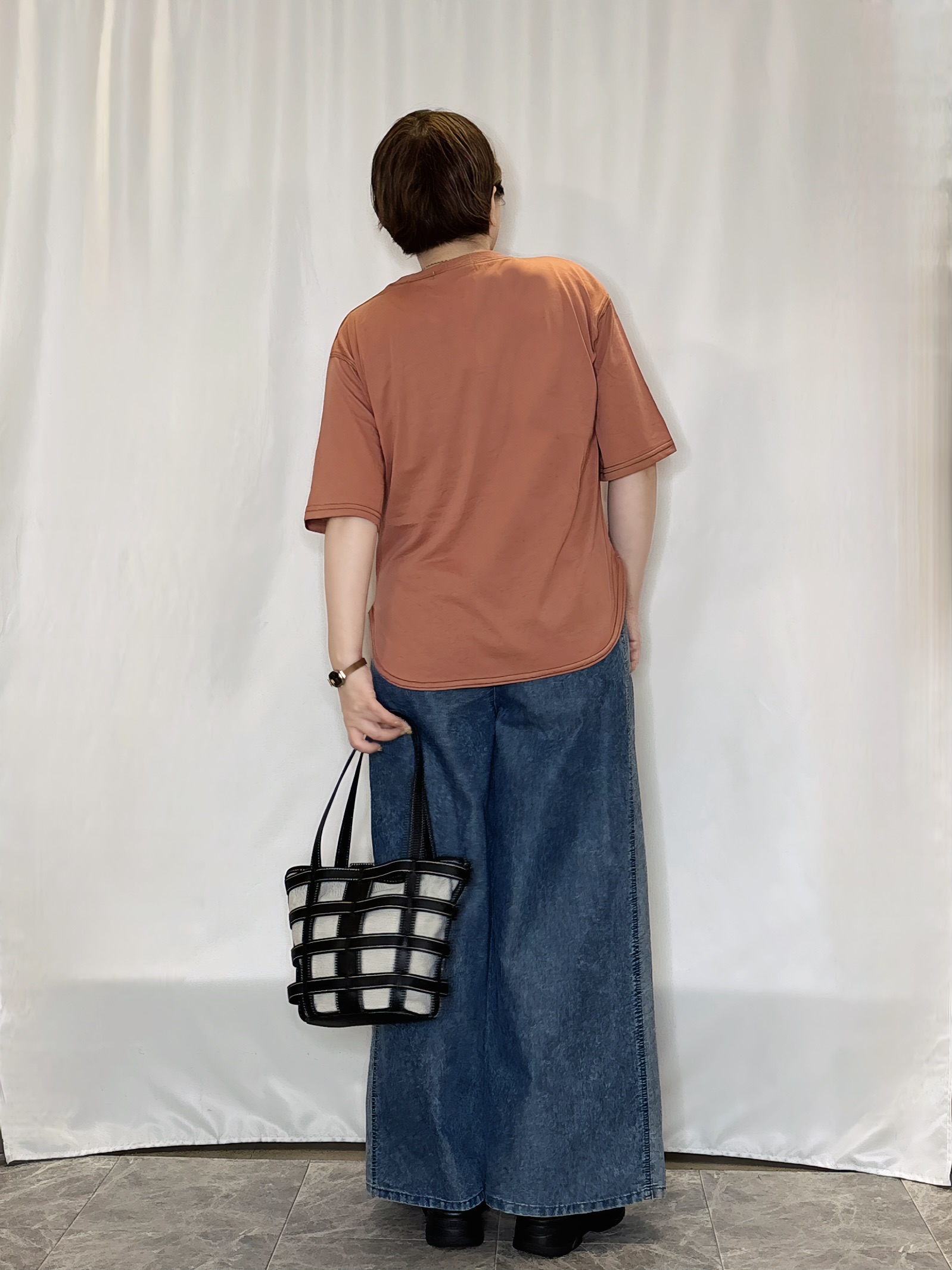 たみさんの「SHOO･LA･RUE｜【S-LL/体型カバー】インせず着られる 配色ステッチ 5分袖ロゴTシャツ」を使ったコーディネート