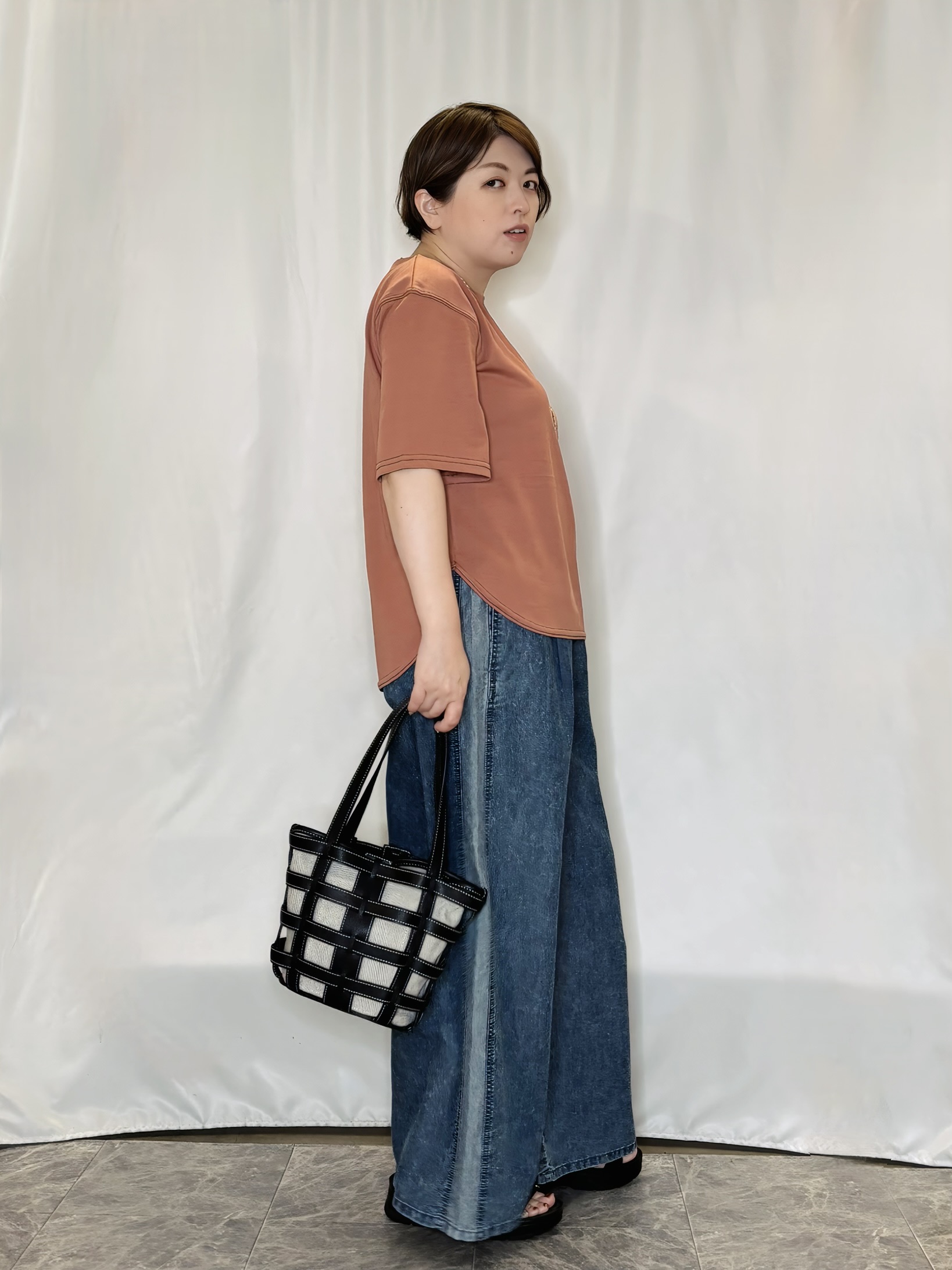 たみさんの「SHOO･LA･RUE｜【S-LL/体型カバー】インせず着られる 配色ステッチ 5分袖ロゴTシャツ」を使ったコーディネート