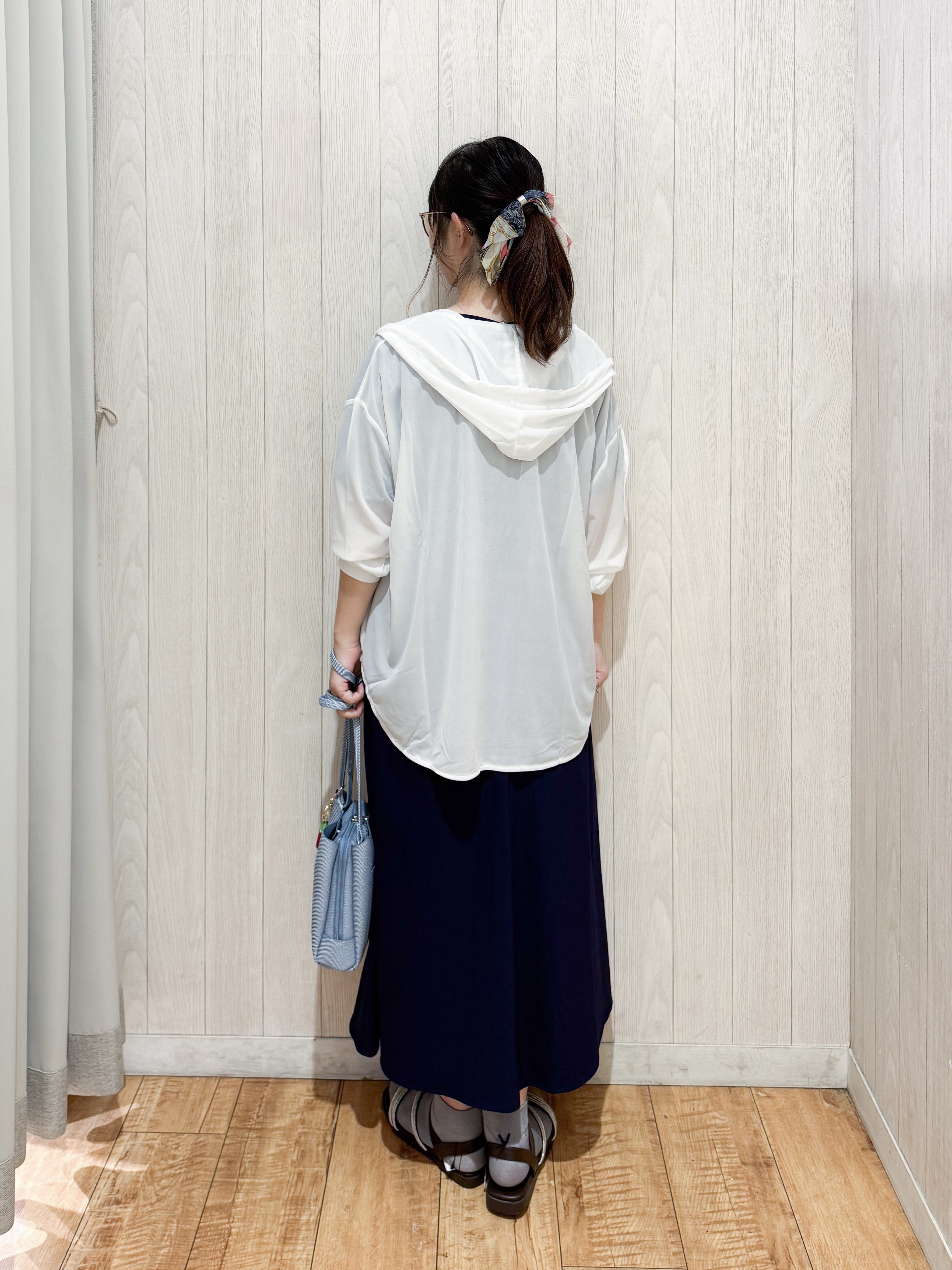 愛さんの「SHOO･LA･RUE｜【洗濯機可/体型カバー】程よい透け感の ゆるシア―シャツパーカ」を使ったコーディネート