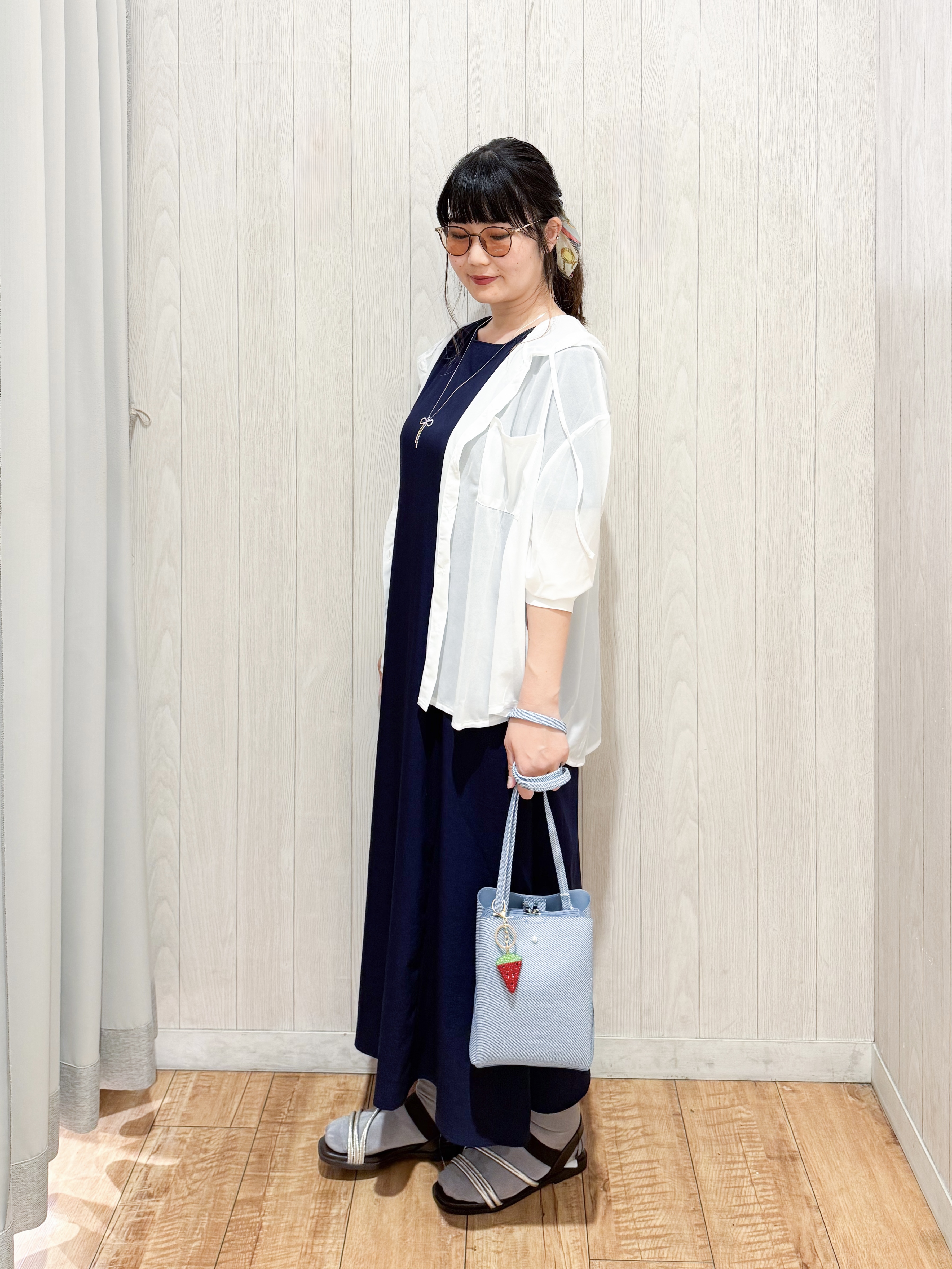 愛さんの「SHOO･LA･RUE｜【洗濯機可/体型カバー】程よい透け感の ゆるシア―シャツパーカ」を使ったコーディネート