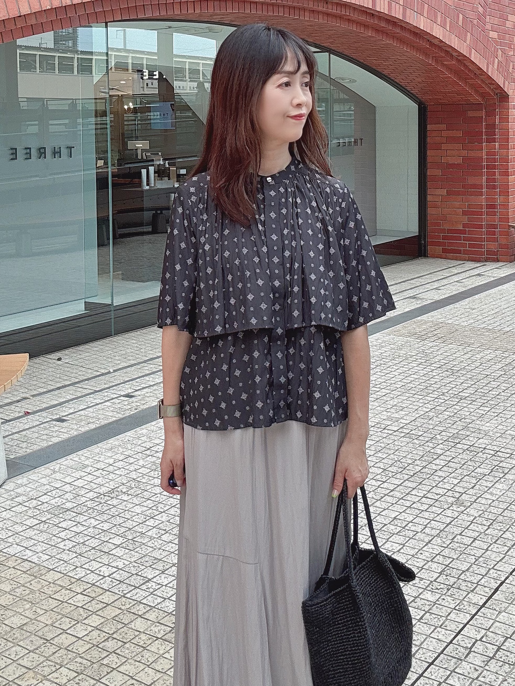 makiさんの「UNTITLED｜【洗える/きれいめ柄】コモンプリントブラウス」を使ったコーディネート