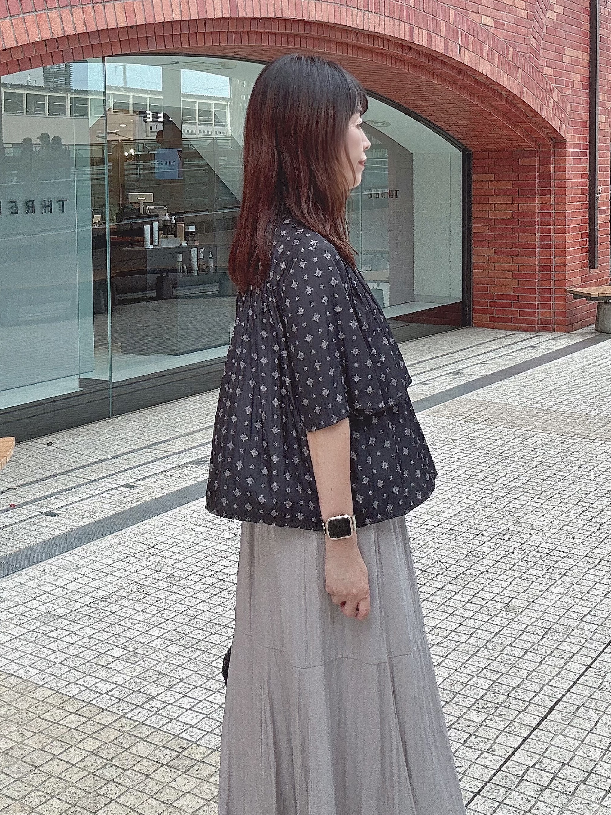 makiさんの「UNTITLED｜【洗える/きれいめ柄】コモンプリントブラウス」を使ったコーディネート