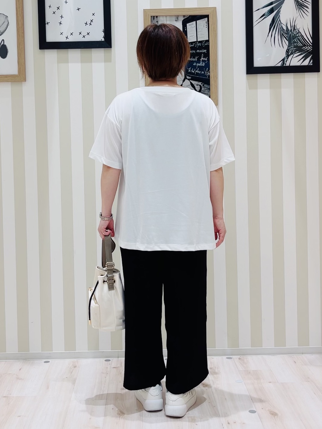 ma_miさんの「SHOO･LA･RUE｜【洗濯機可/体型カバー】プリントデザインが目を惹く 裾シャーリングTシャツ」を使ったコーディネート
