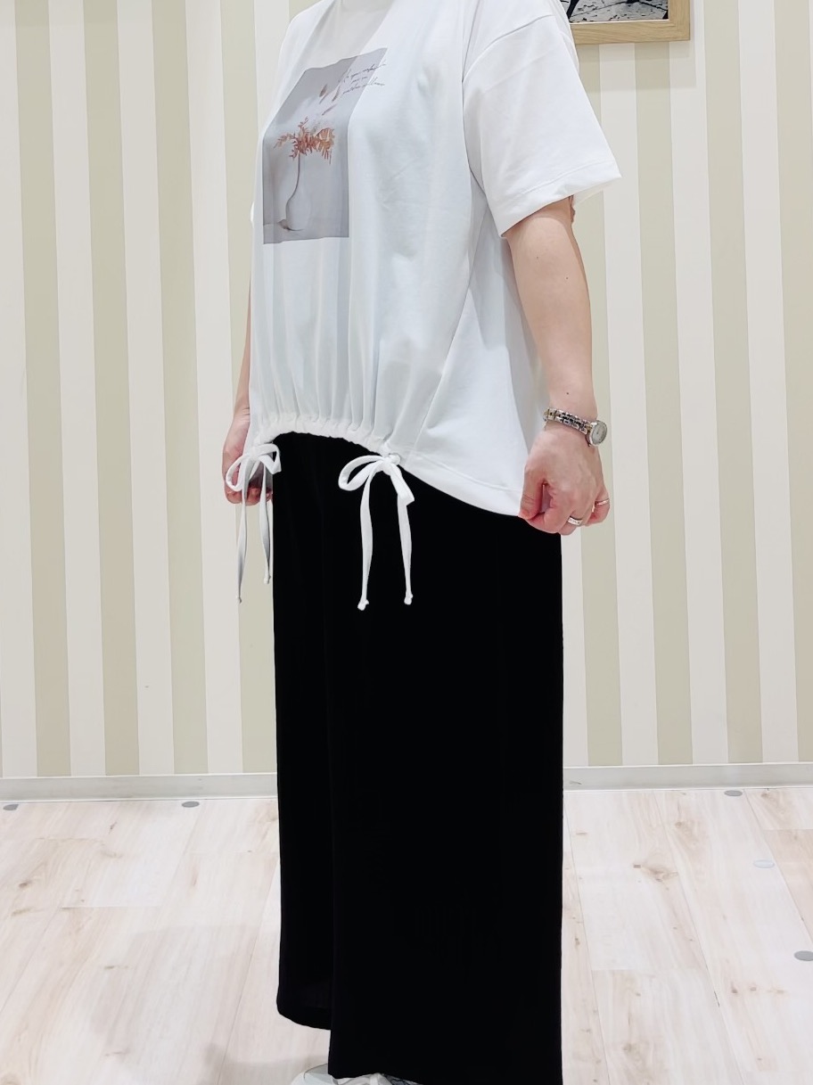 ma_miさんの「SHOO･LA･RUE｜【洗濯機可/体型カバー】プリントデザインが目を惹く 裾シャーリングTシャツ」を使ったコーディネート