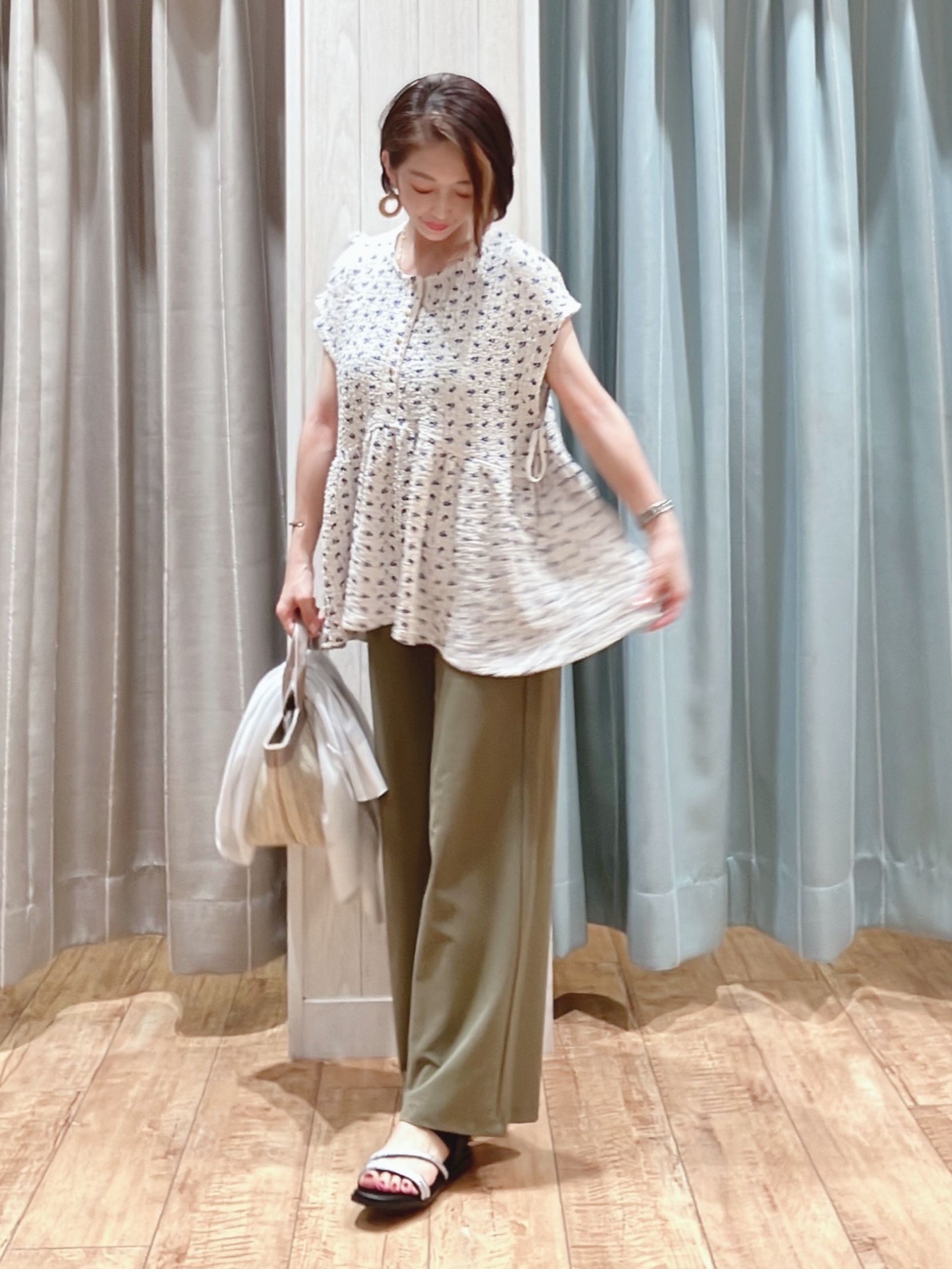 aaamiさんの「SHOO･LA･RUE｜【通気性〇/洗濯機可/S-LL】シアーラメカーディガン」を使ったコーディネート