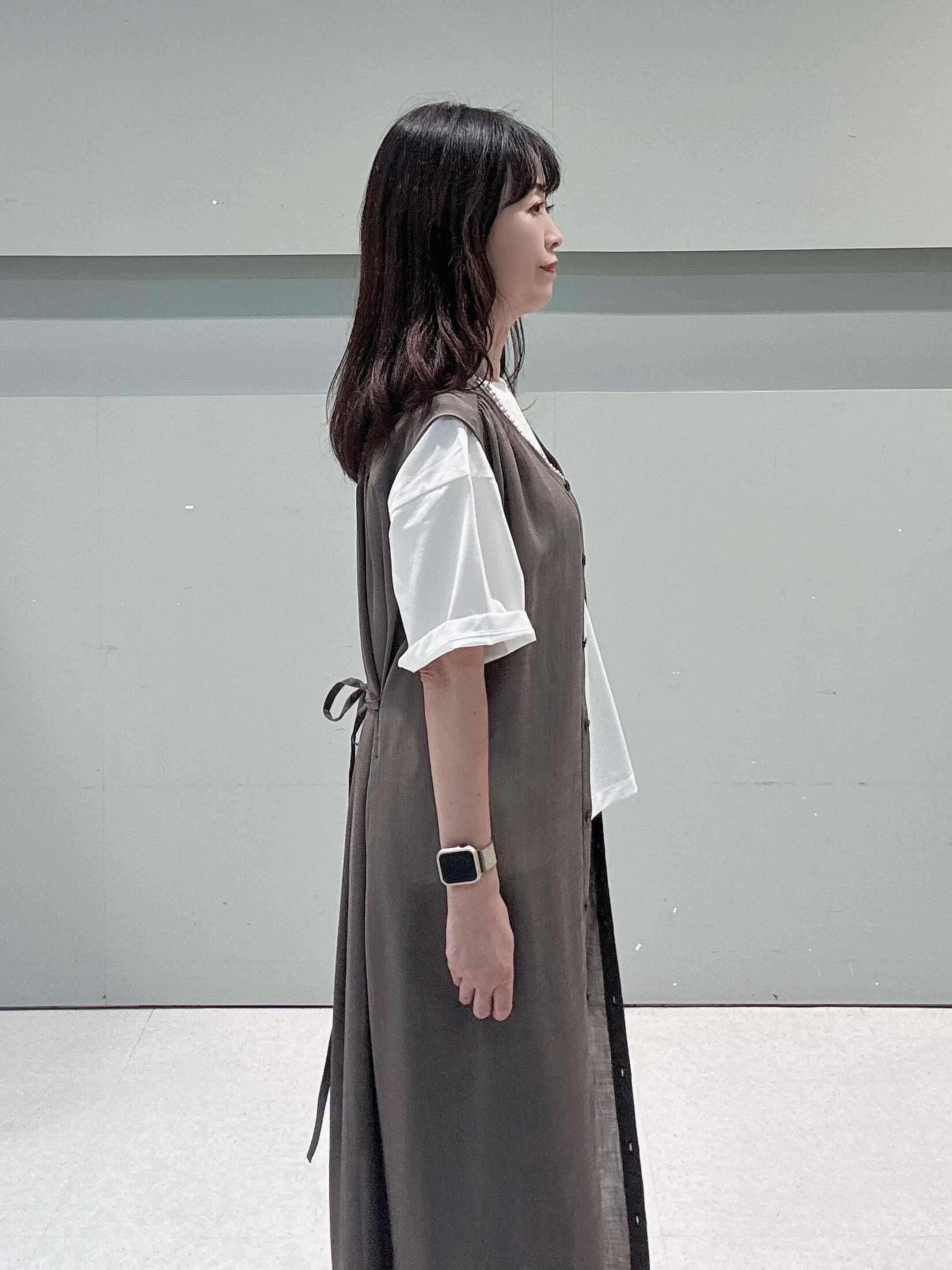 makiさんの「UNTITLED｜【秋映え/ジレとしても〇】シアーVネックワンピース」を使ったコーディネート