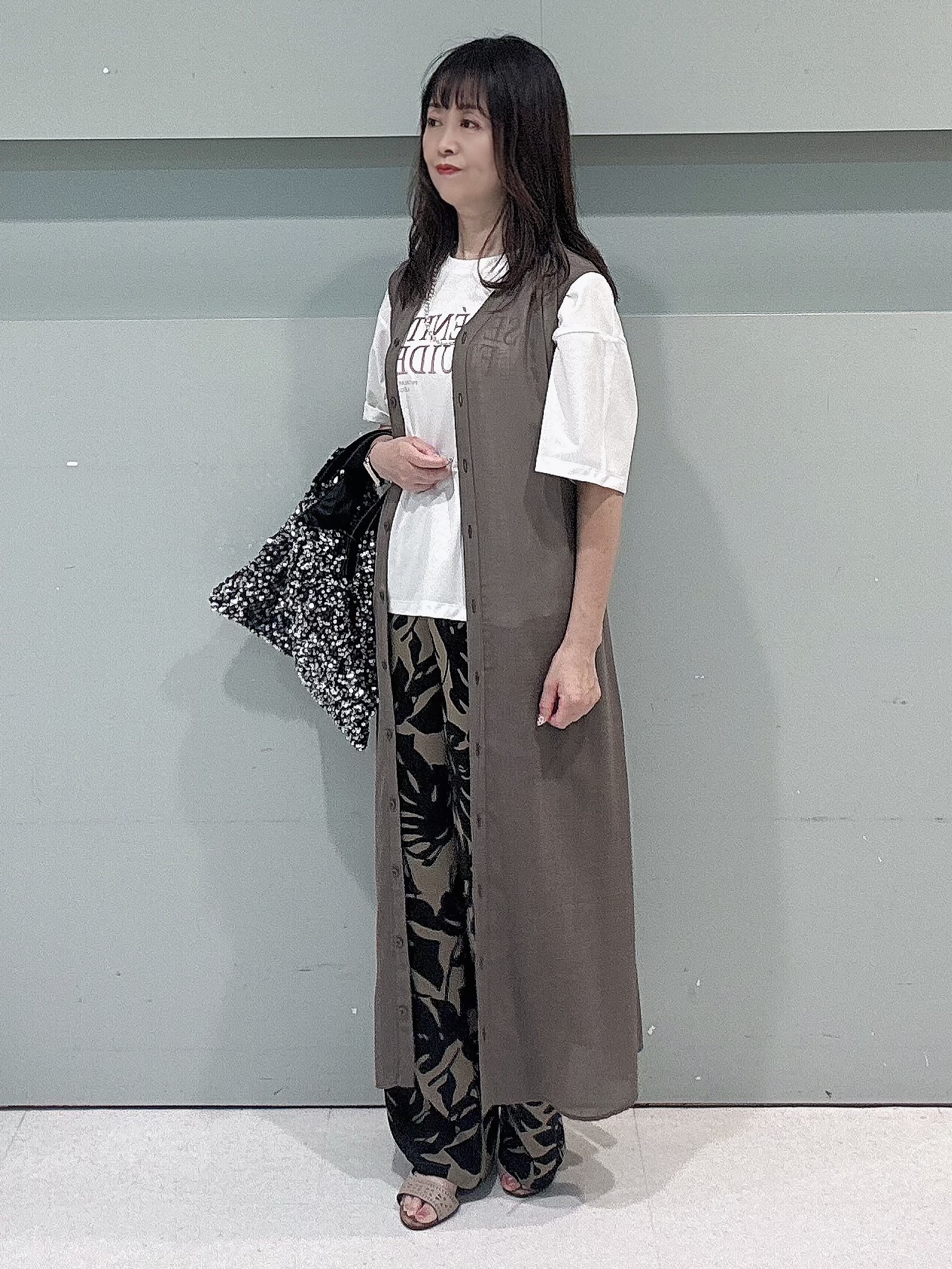 makiさんの「UNTITLED｜【秋映え/ジレとしても〇】シアーVネックワンピース」を使ったコーディネート