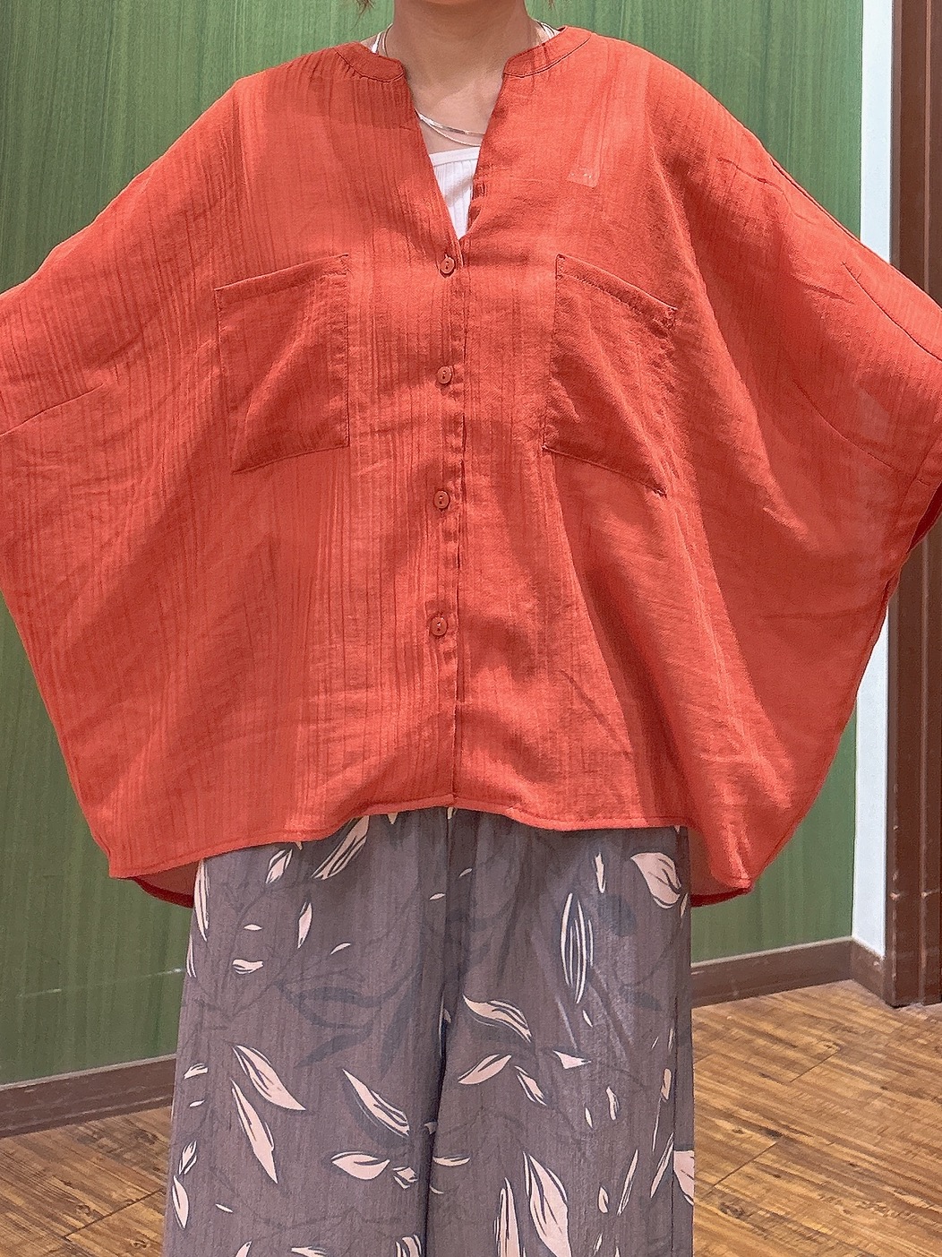 かおりさんの「SHOO･LA･RUE｜【洗濯機可/選べる6色】程よいシアー感が涼し気 ゆったりワッシャードルマンブラウス」を使ったコーディネート