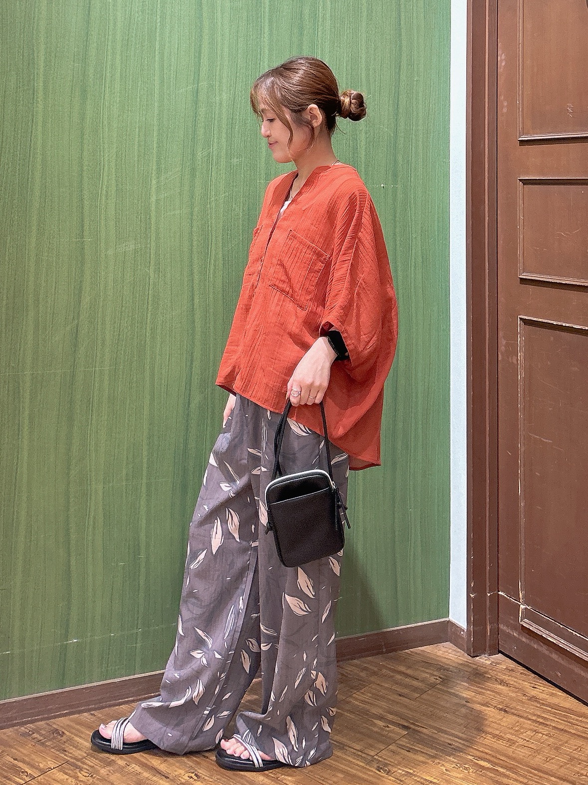 かおりさんの「SHOO･LA･RUE｜【洗濯機可/選べる6色】程よいシアー感が涼し気 ゆったりワッシャードルマンブラウス」を使ったコーディネート