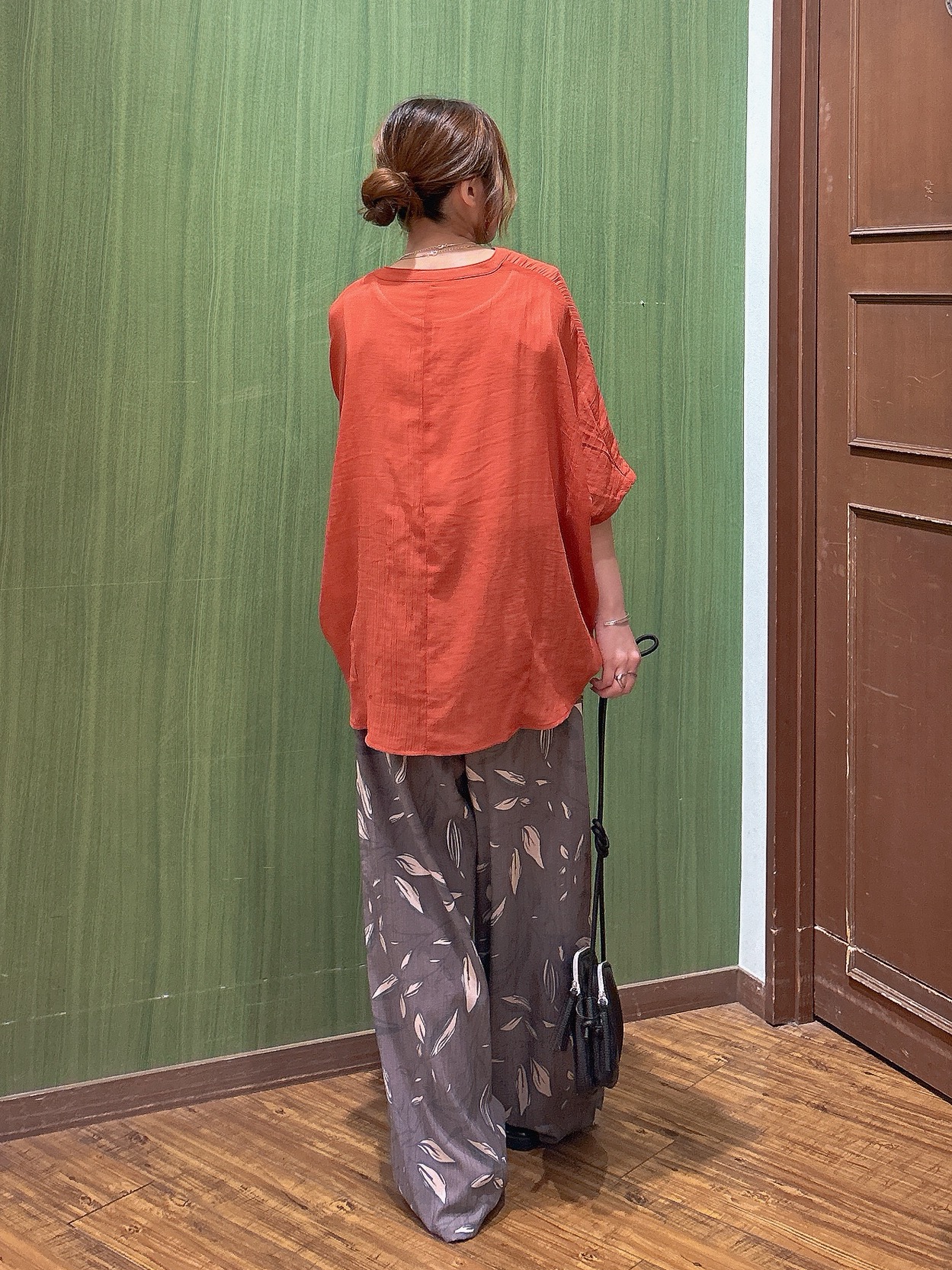 かおりさんの「SHOO･LA･RUE｜【洗濯機可/選べる6色】程よいシアー感が涼し気 ゆったりワッシャードルマンブラウス」を使ったコーディネート