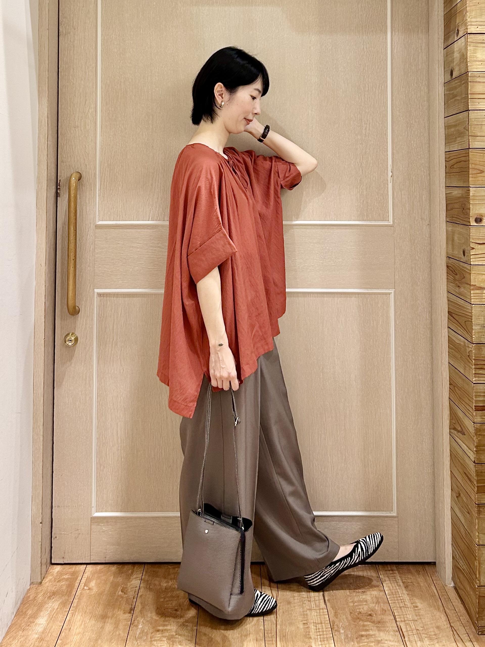 ちぐささんの「SHOO･LA･RUE｜【2点セット/洗濯機可】大人の抜け感 インせず決まるリボン付きブラウス＆タンクトップ」を使ったコーディネート