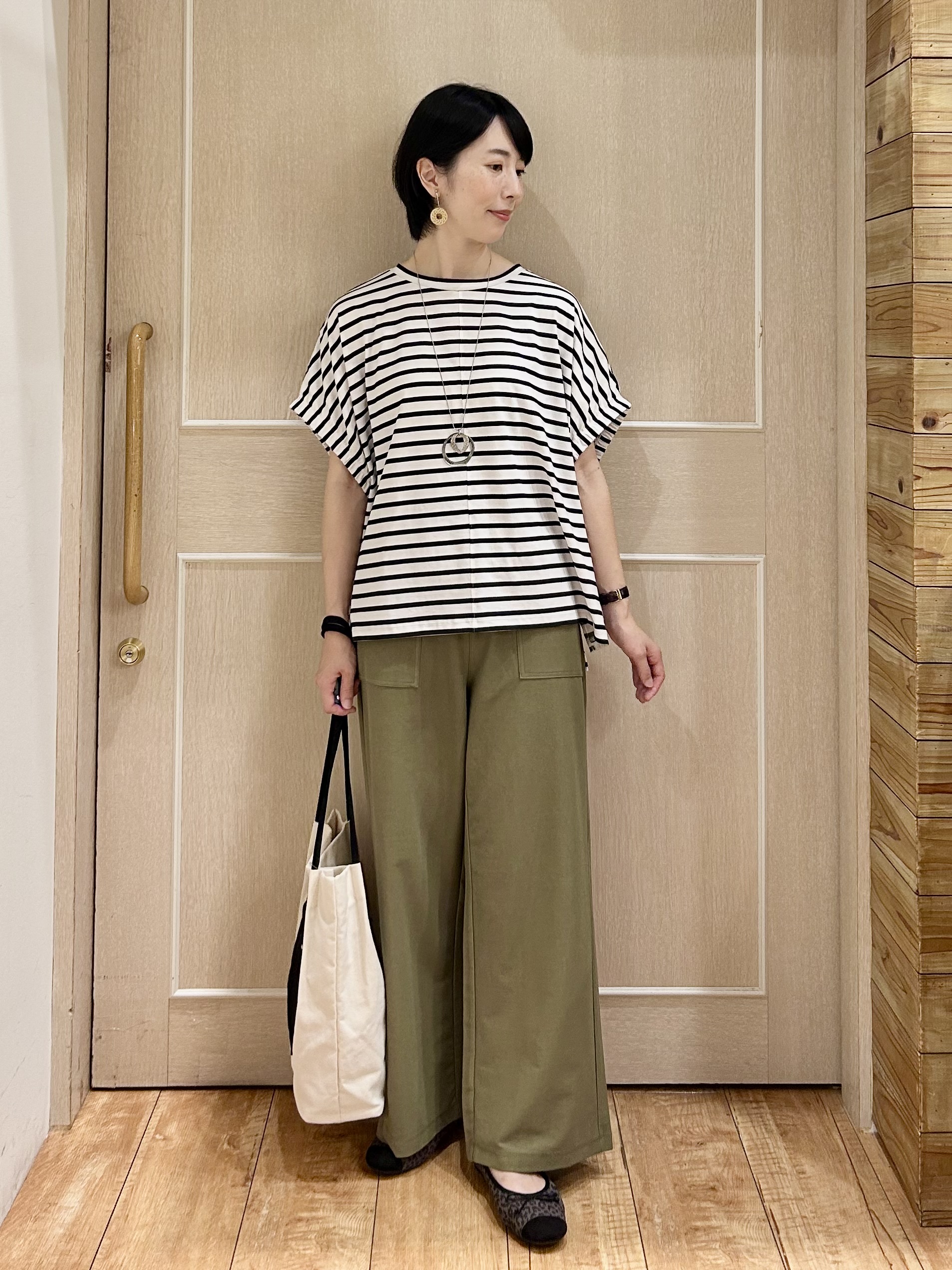 ちぐささんの「SHOO･LA･RUE｜【洗濯機可】シンプルにこなれて見せる お袖ギャザードルマンTシャツ」を使ったコーディネート