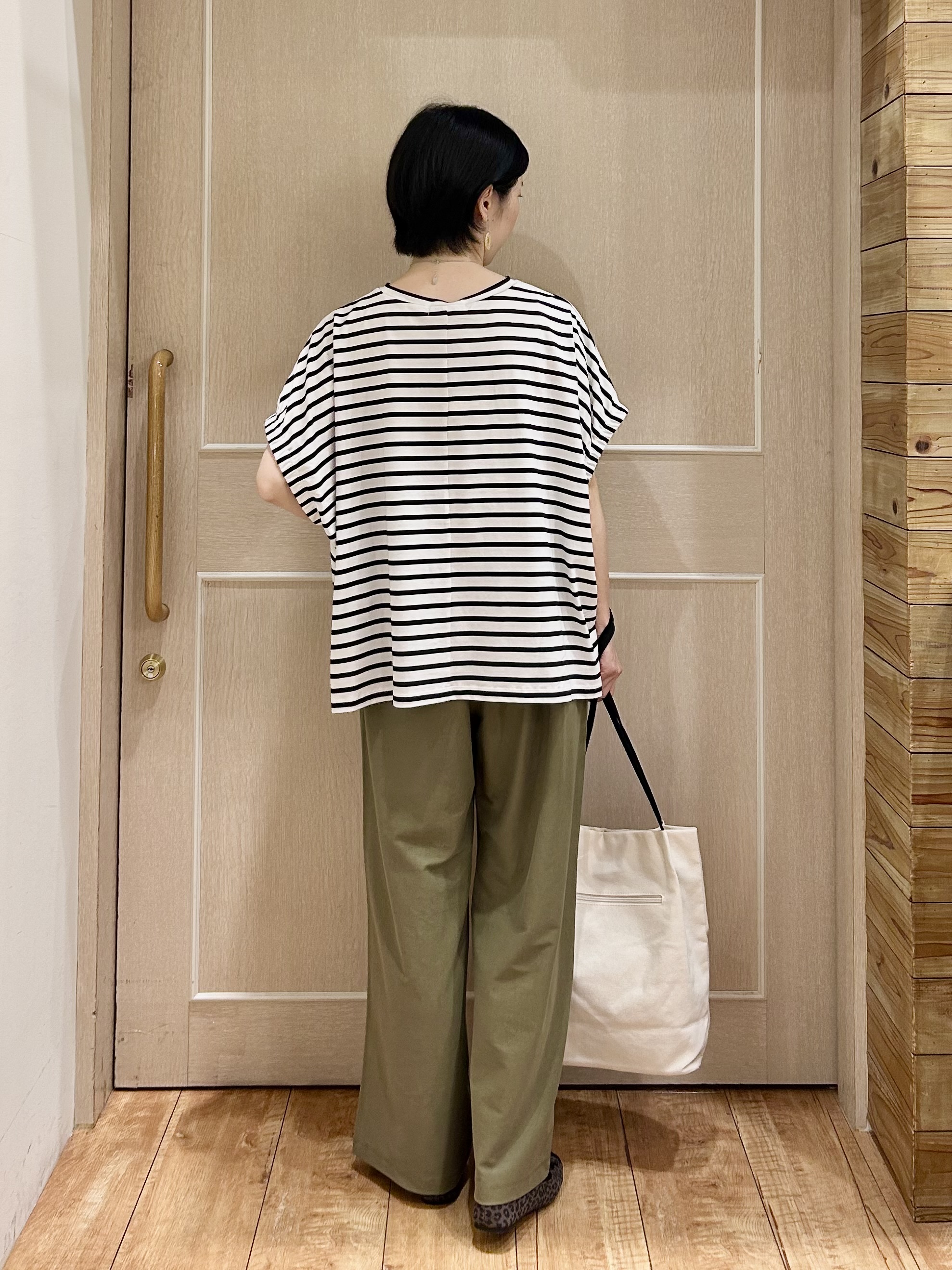 ちぐささんの「SHOO･LA･RUE｜【洗濯機可】シンプルにこなれて見せる お袖ギャザードルマンTシャツ」を使ったコーディネート