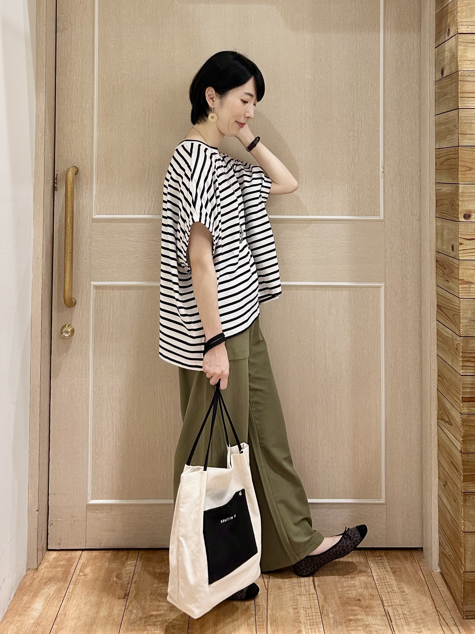 ちぐささんの「SHOO･LA･RUE｜【洗濯機可】シンプルにこなれて見せる お袖ギャザードルマンTシャツ」を使ったコーディネート