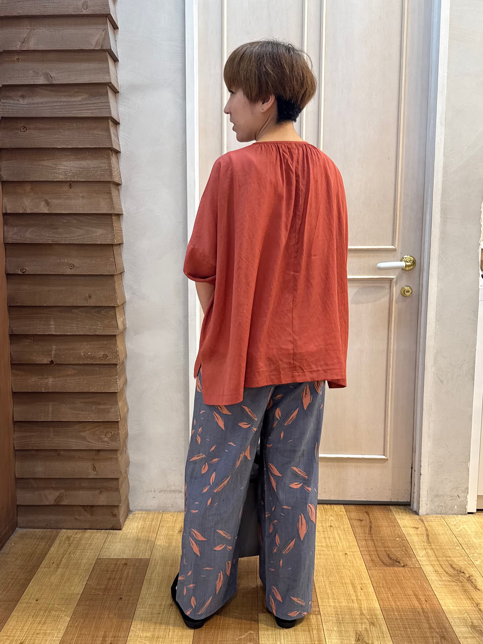 きょんさんの「SHOO･LA･RUE｜【2点セット/洗濯機可】大人の抜け感 インせず決まるリボン付きブラウス＆タンクトップ」を使ったコーディネート
