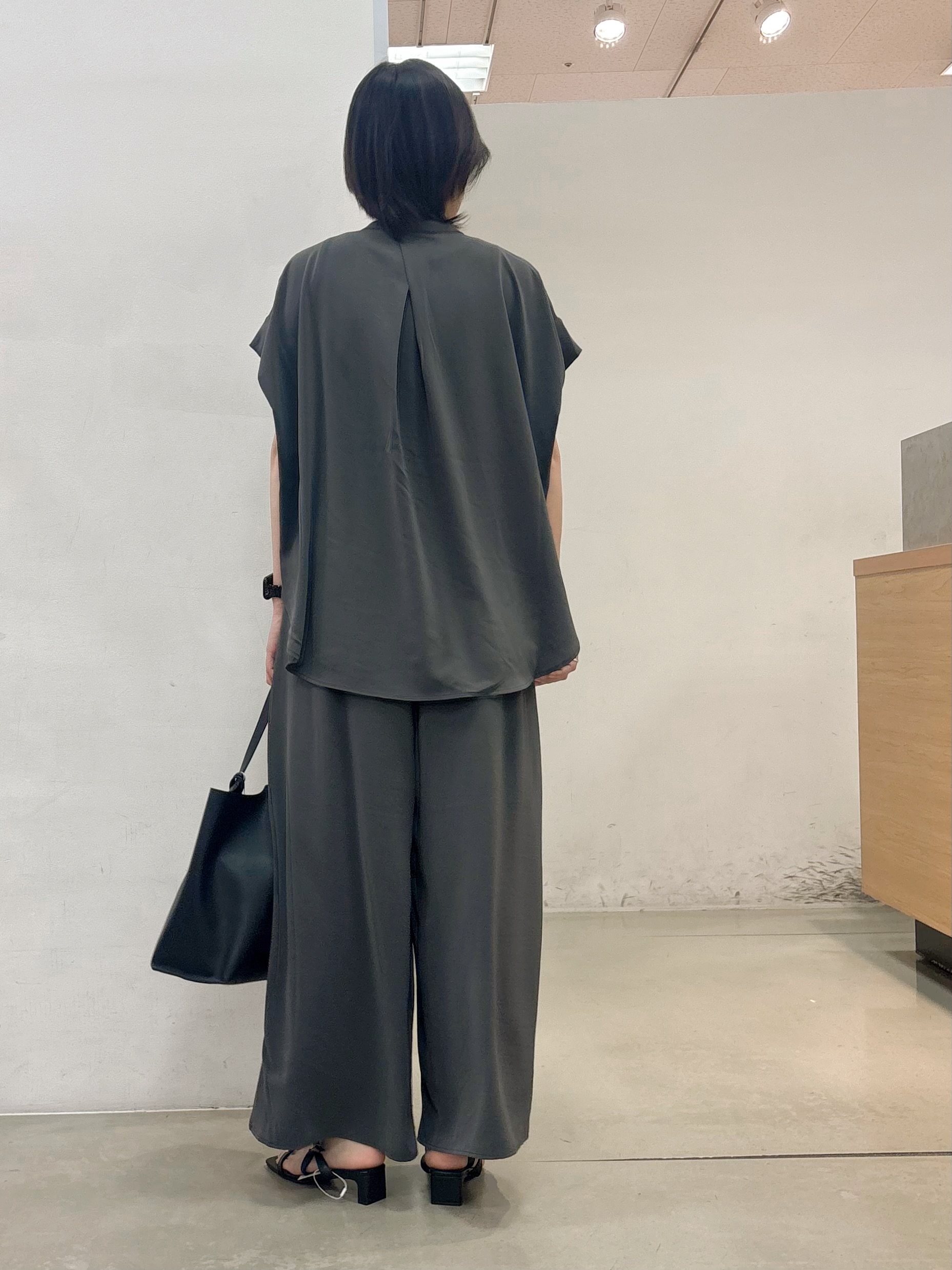 しばさんの「THE SHOP TK｜【防シワ/UV/セットアップ可】やみつきになる とろみバンドカラーブラウス」を使ったコーディネート