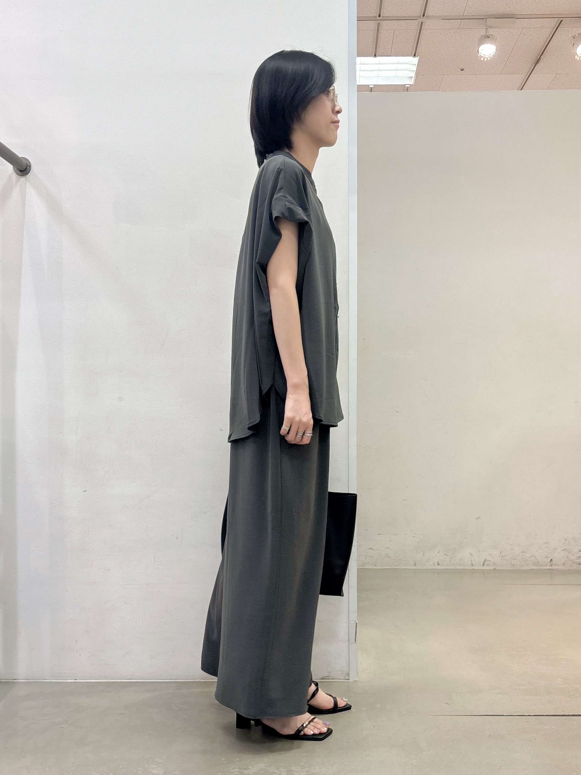 しばさんの「THE SHOP TK｜【防シワ/UV/セットアップ可】やみつきになる とろみバンドカラーブラウス」を使ったコーディネート