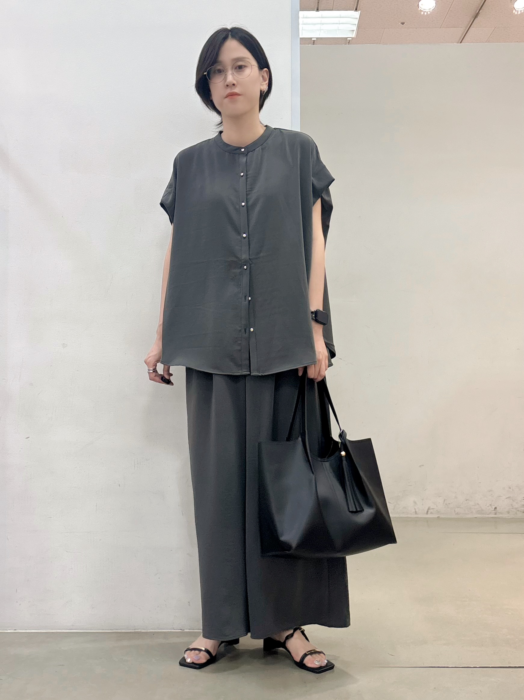 しばさんの「THE SHOP TK｜【防シワ/UV/セットアップ可】やみつきになる とろみバンドカラーブラウス」を使ったコーディネート