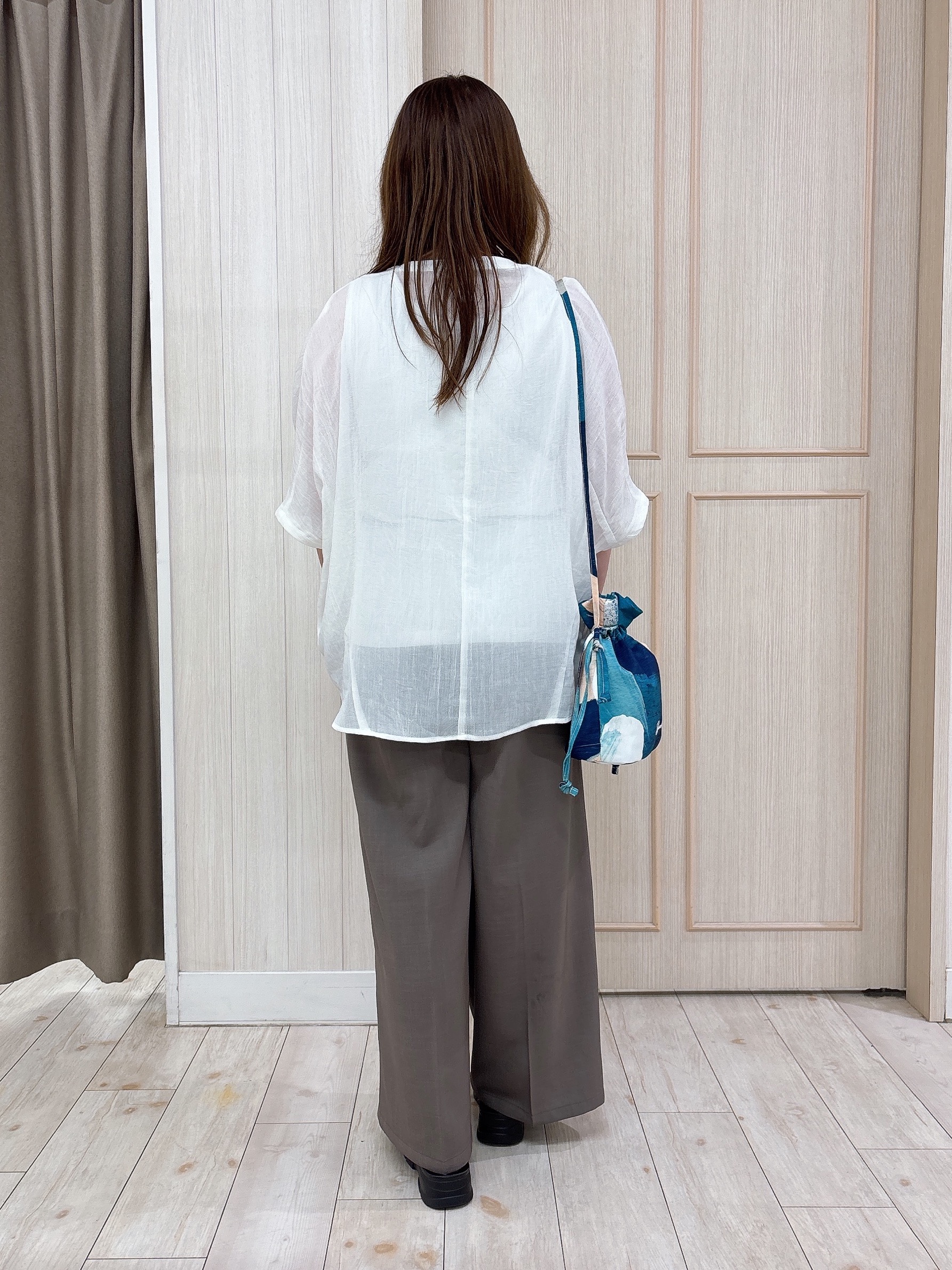 AMI55さんの「SHOO･LA･RUE｜【洗濯機可/選べる6色】程よいシアー感が涼し気 ゆったりワッシャードルマンブラウス」を使ったコーディネート