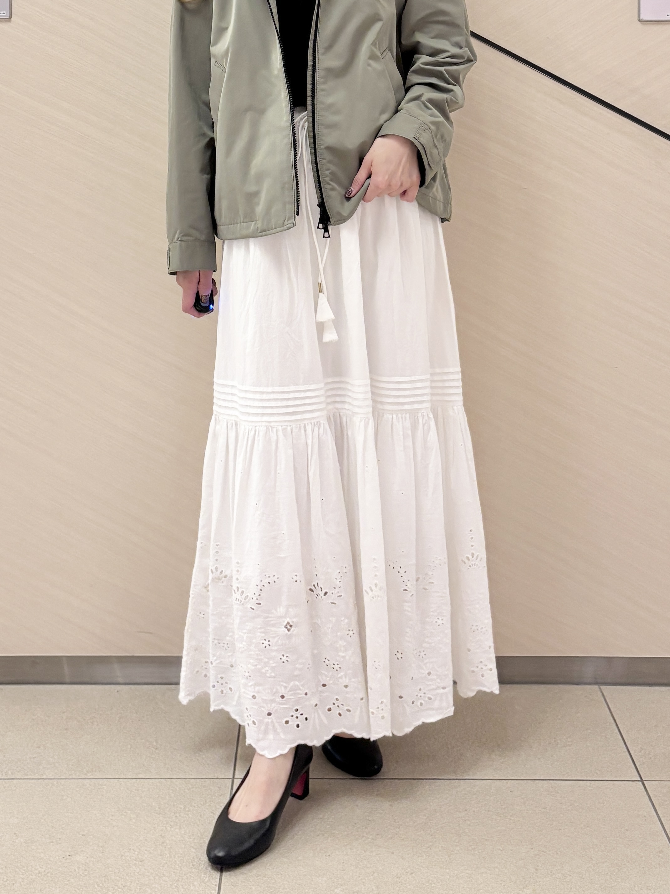 清水夏姫さんの「DRESSTERIOR｜ウォッシャブルエンブロイダリースカート」を使ったコーディネート