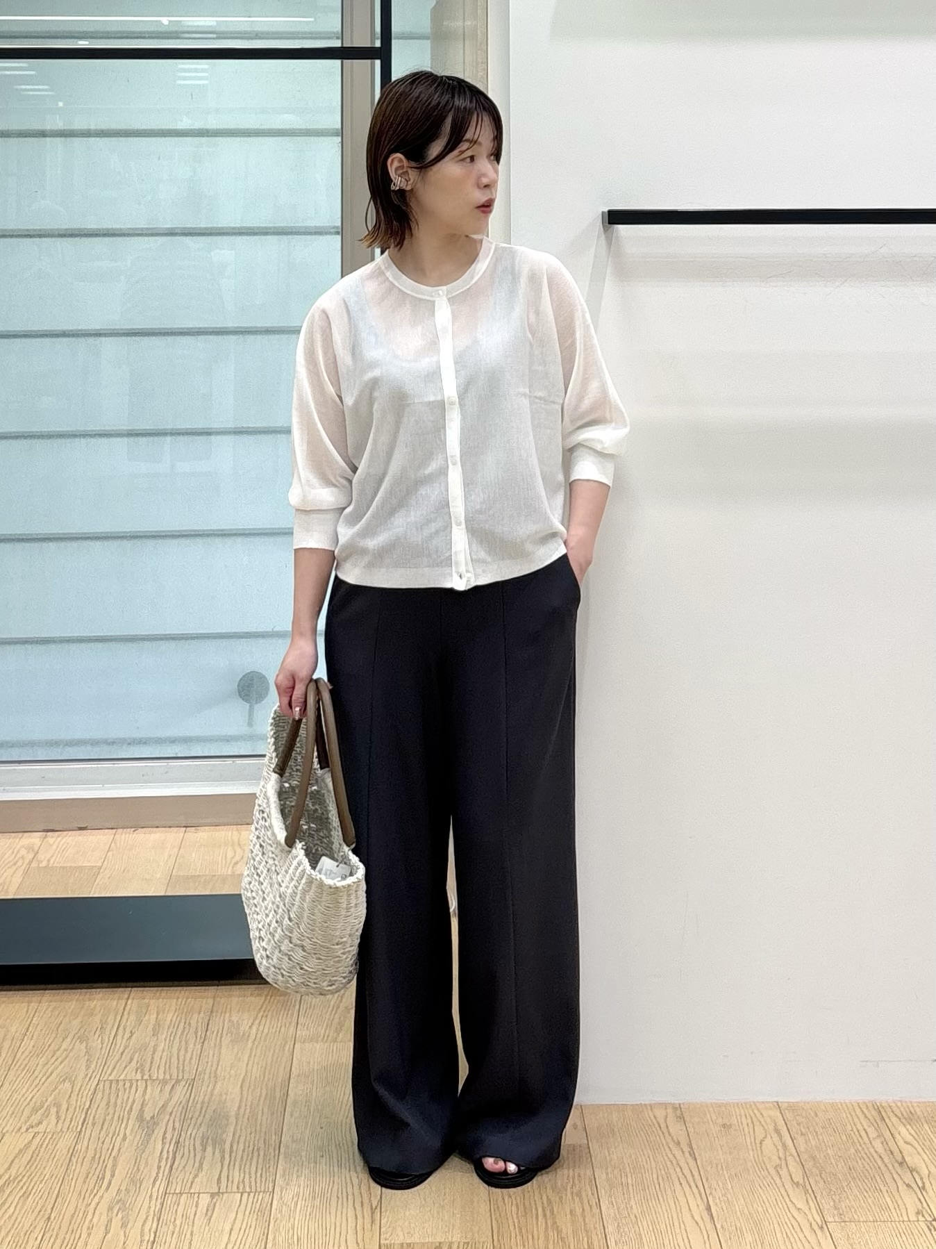 asamiさんの「INDIVI｜【シアー／軽羽織】ドルマン袖ニットカーディガン」を使ったコーディネート