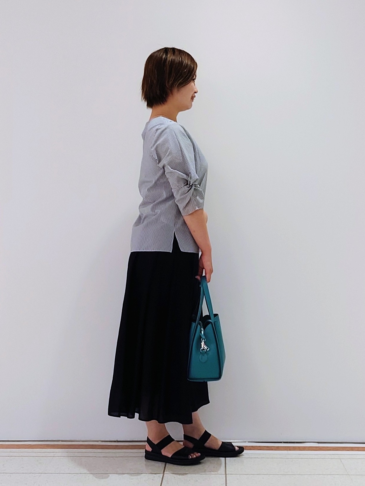 gissyさんの「INDIVI｜【接触冷感／洗える／SETUP可能】シアーシャンブレータックフレアスカート」を使ったコーディネート