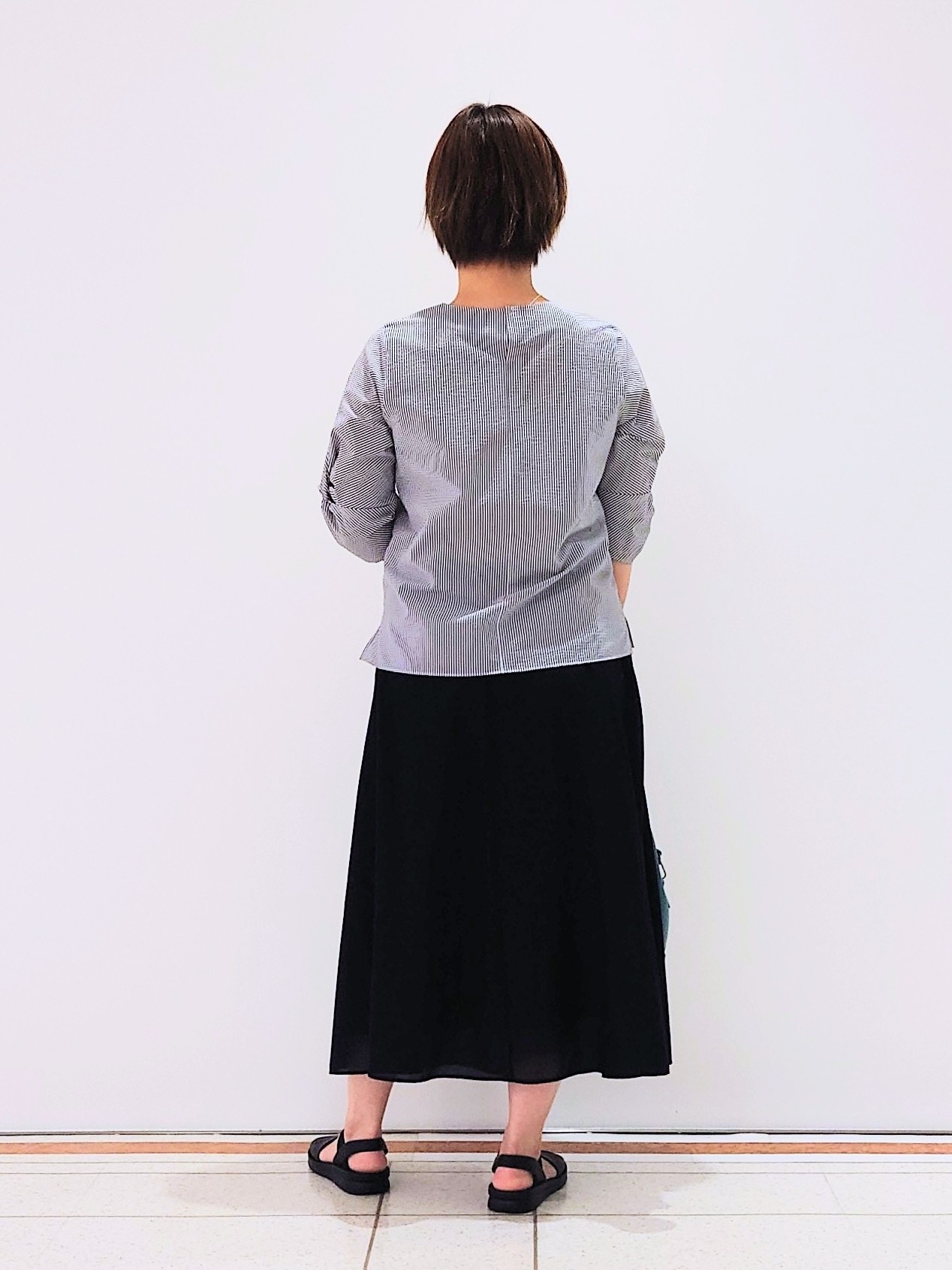 gissyさんの「INDIVI｜【接触冷感／洗える／SETUP可能】シアーシャンブレータックフレアスカート」を使ったコーディネート