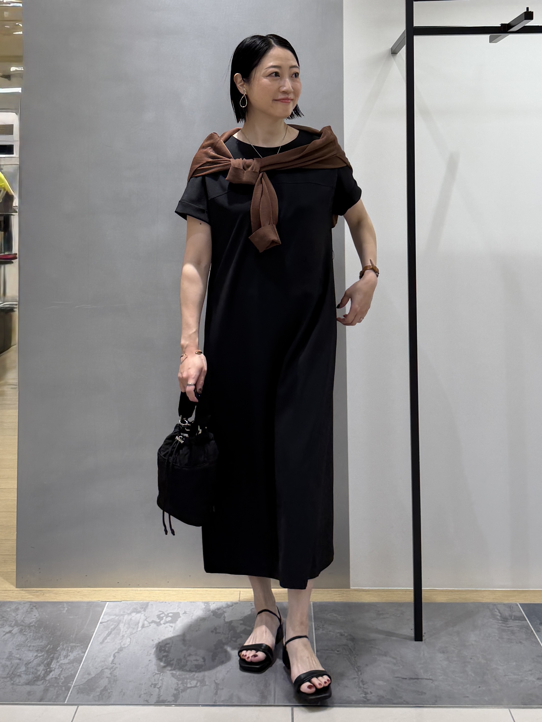 shihoさんの「INDIVI｜【大人カジュアル／ショルダー付】ふかふか巾着バッグ」を使ったコーディネート