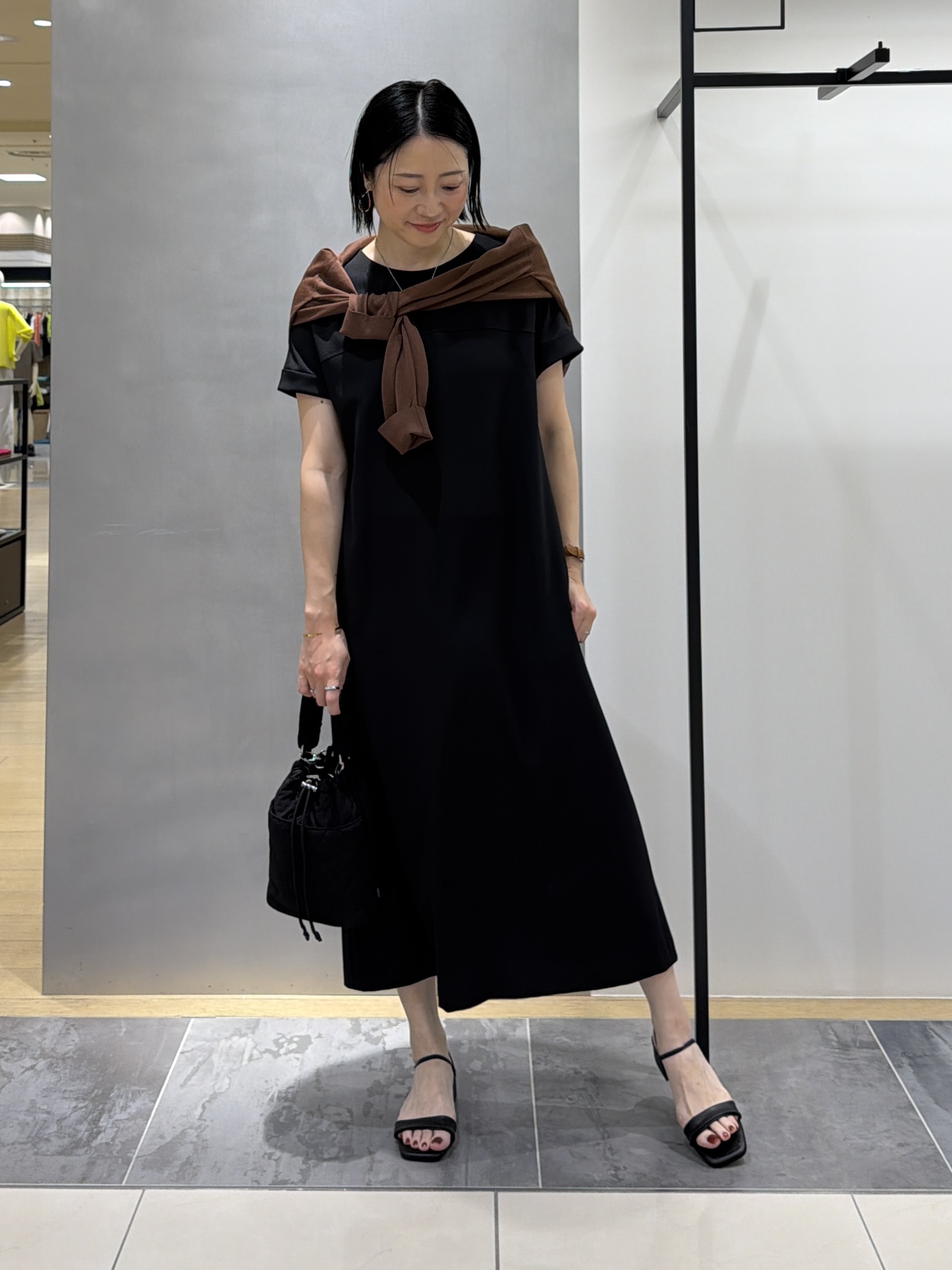 shihoさんの「INDIVI｜【大人カジュアル／ショルダー付】ふかふか巾着バッグ」を使ったコーディネート