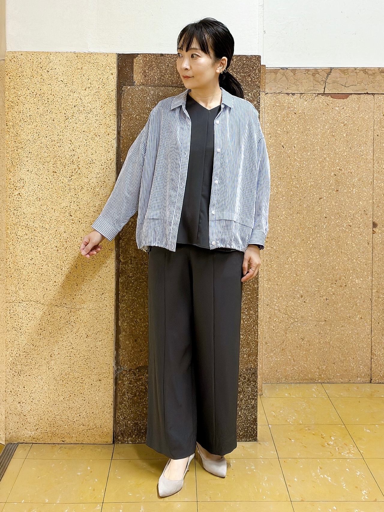 hattoriさんの「INDIVI｜【接触冷感／洗える／2WAY】ドロスト付 シアーシャンブレーシャツ」を使ったコーディネート