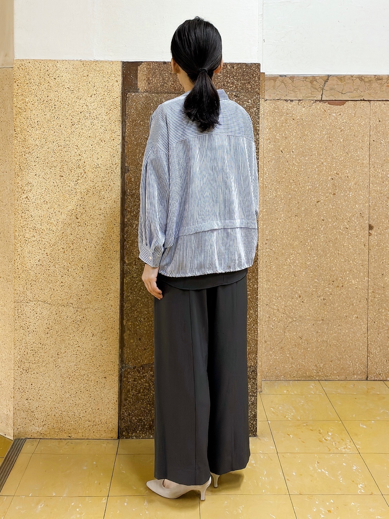 hattoriさんの「INDIVI｜【接触冷感／洗える／2WAY】ドロスト付 シアーシャンブレーシャツ」を使ったコーディネート