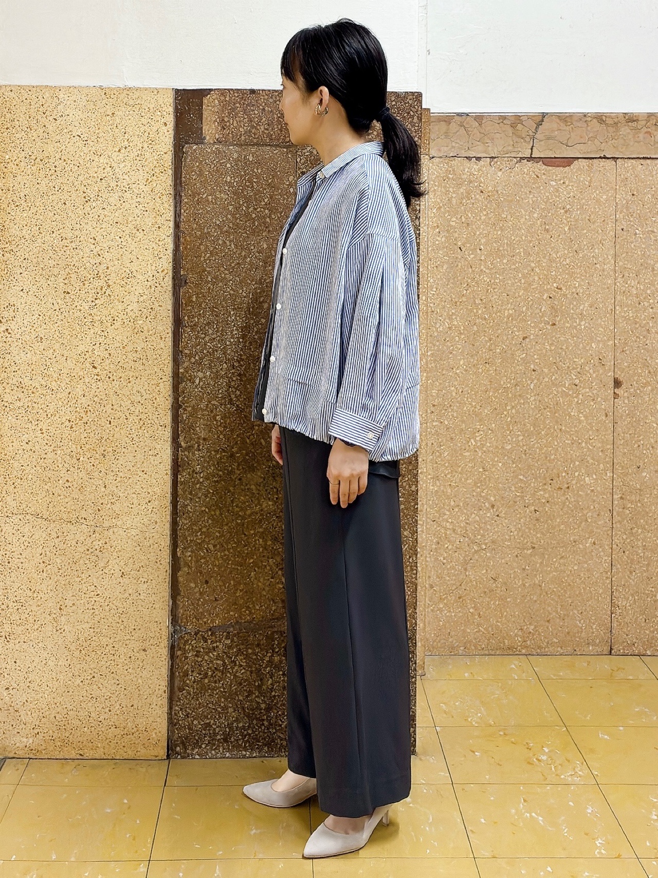 hattoriさんの「INDIVI｜【接触冷感／洗える／2WAY】ドロスト付 シアーシャンブレーシャツ」を使ったコーディネート