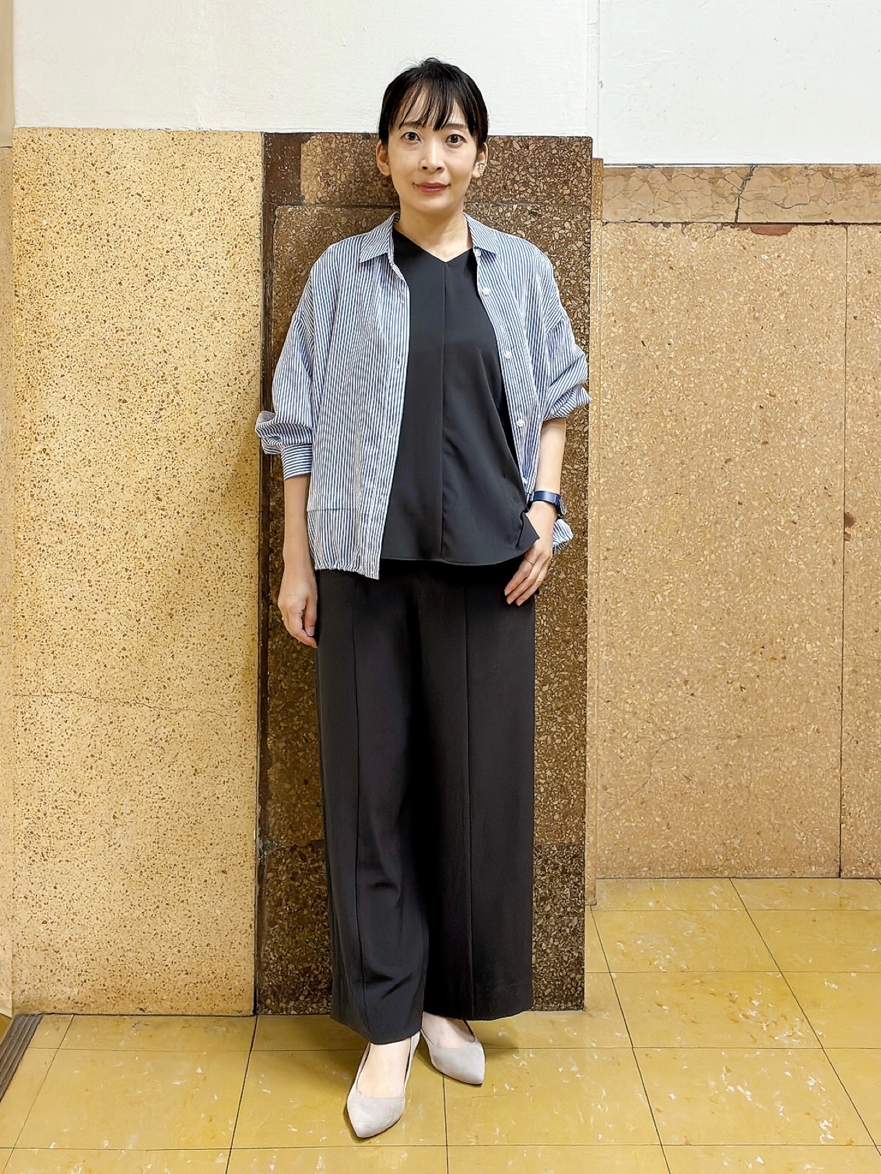 hattoriさんの「INDIVI｜【接触冷感／洗える／2WAY】ドロスト付 シアーシャンブレーシャツ」を使ったコーディネート