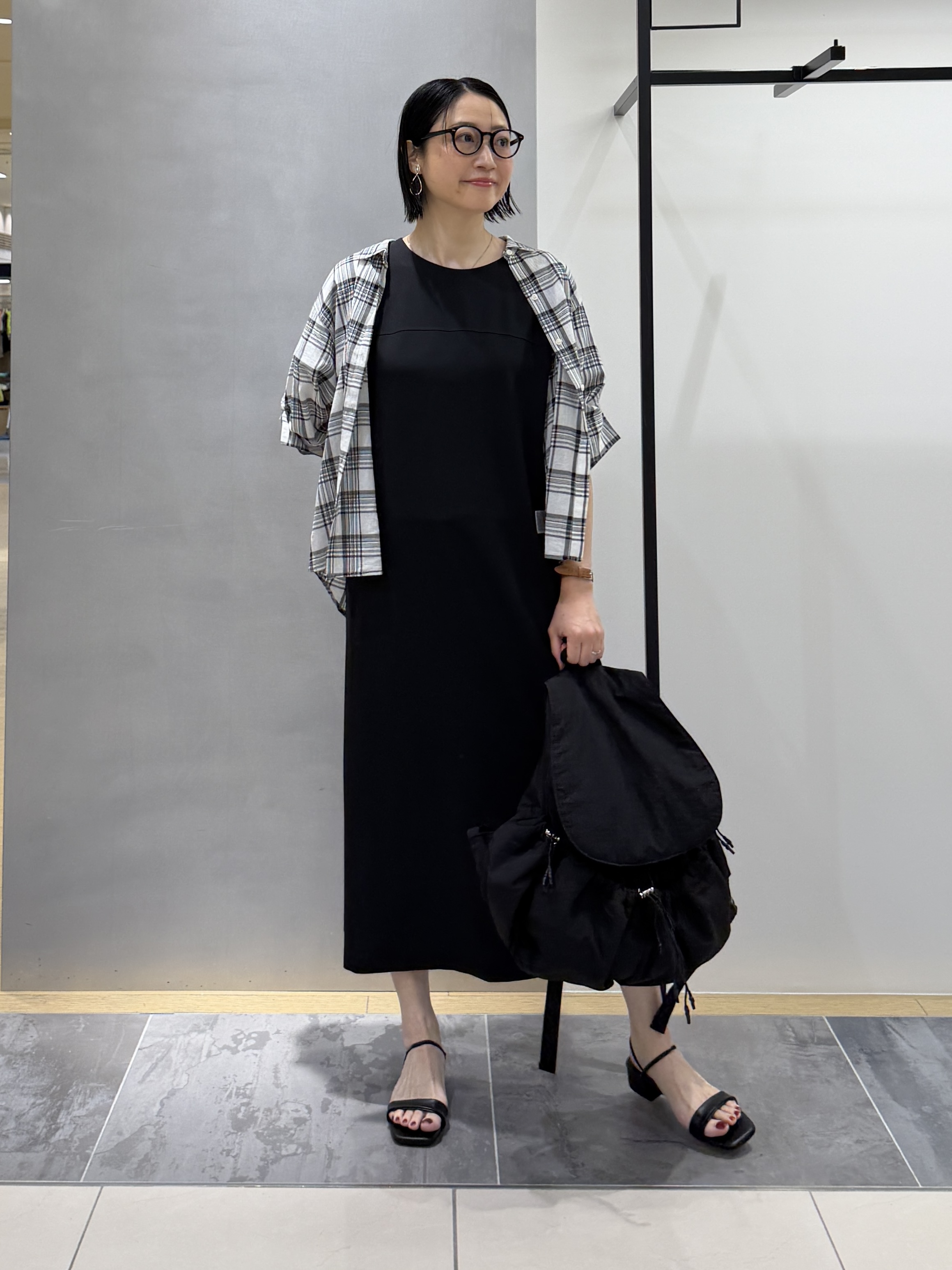 shihoさんの「INDIVI｜【コットン100％／透け感／2WAY】袖アレンジ チェックシャツ」を使ったコーディネート