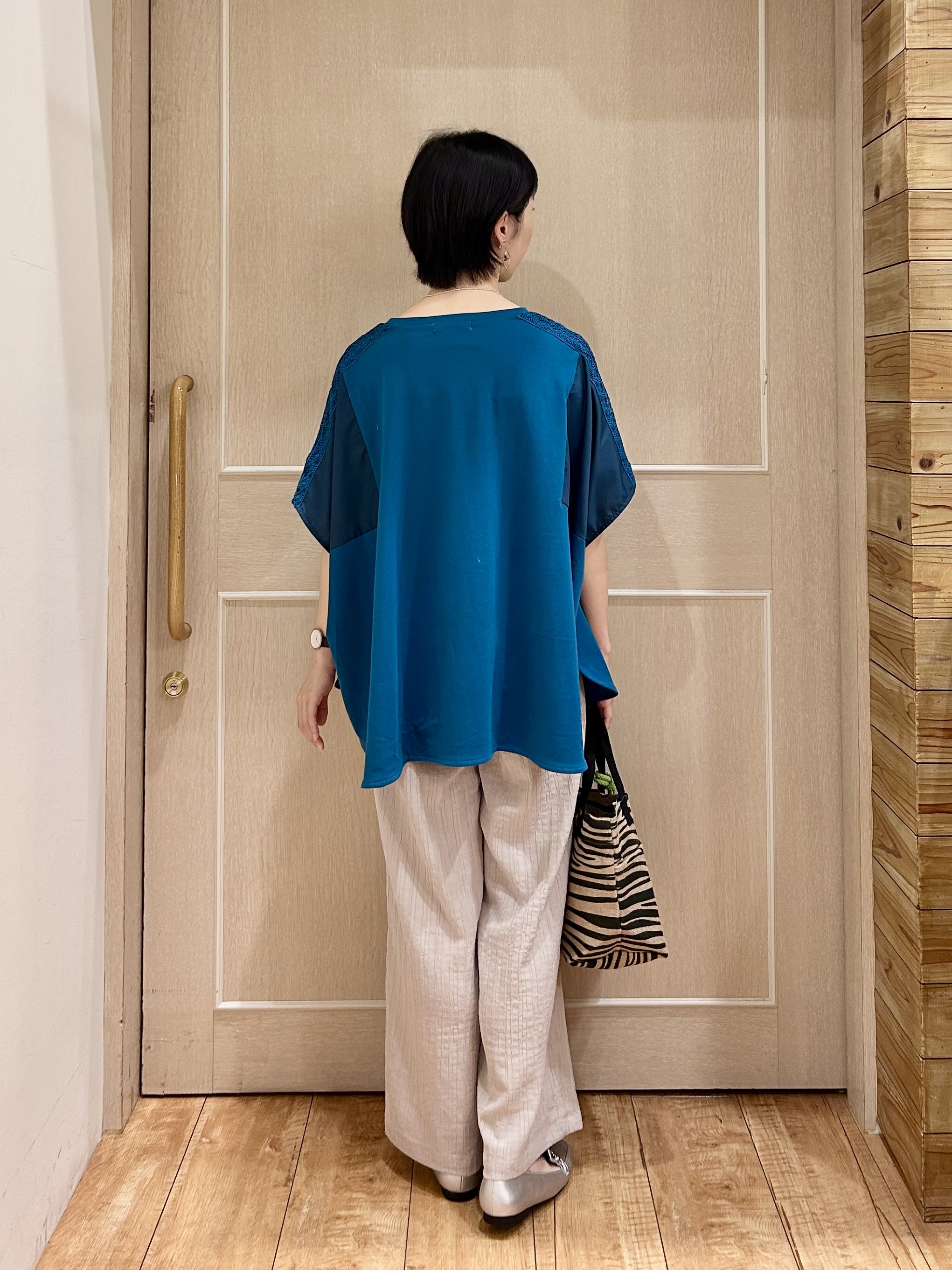 ちぐささんの「SHOO･LA･RUE｜【洗濯機可/体型カバー】インせず着られる 肩レース切り替えポンチョ風トップス」を使ったコーディネート