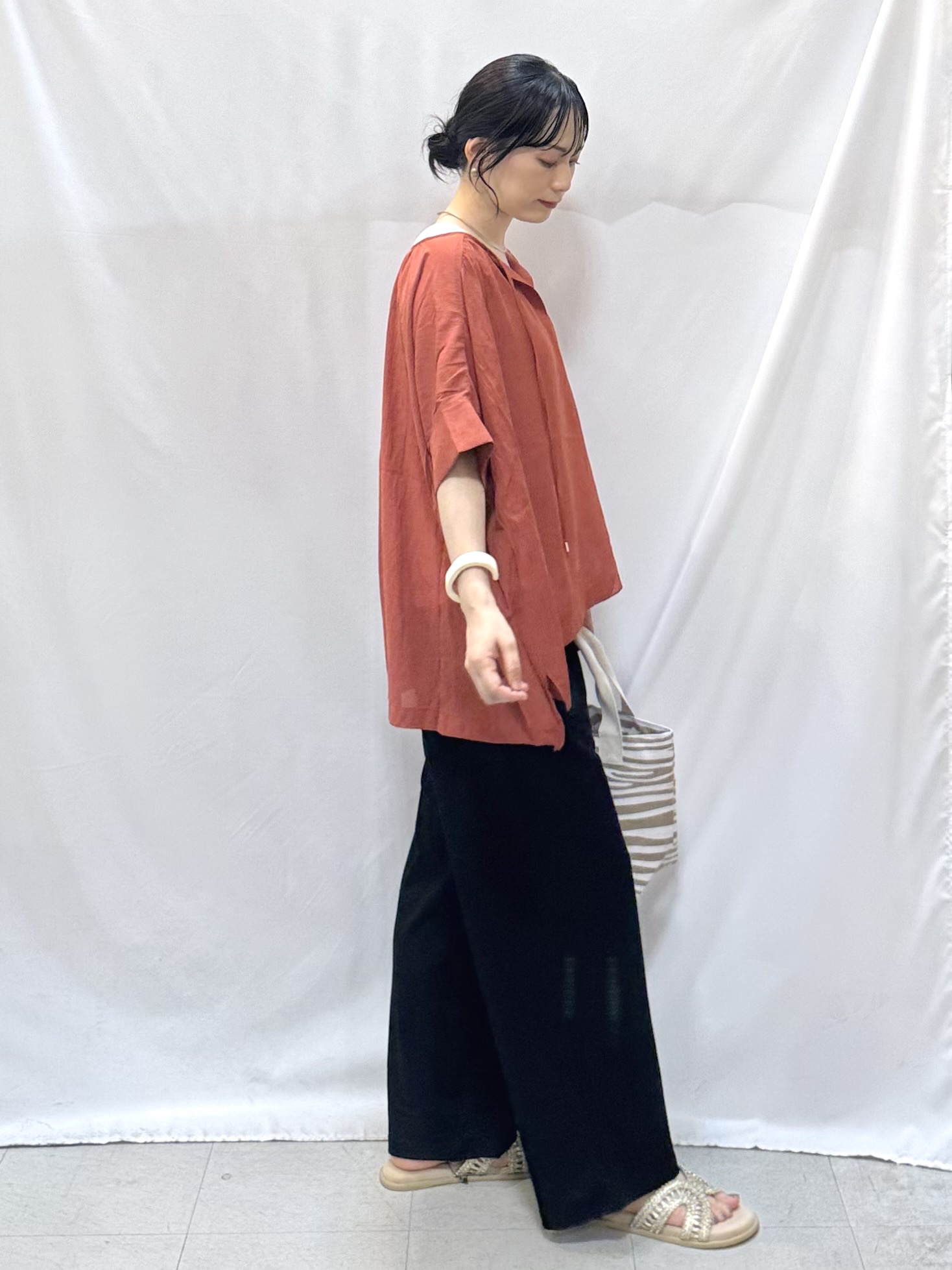𝐇𝐢𝐫𝐨𝐦𝐢さんの「SHOO･LA･RUE｜【2点セット/洗濯機可】大人の抜け感 インせず決まるリボン付きブラウス＆タンクトップ」を使ったコーディネート