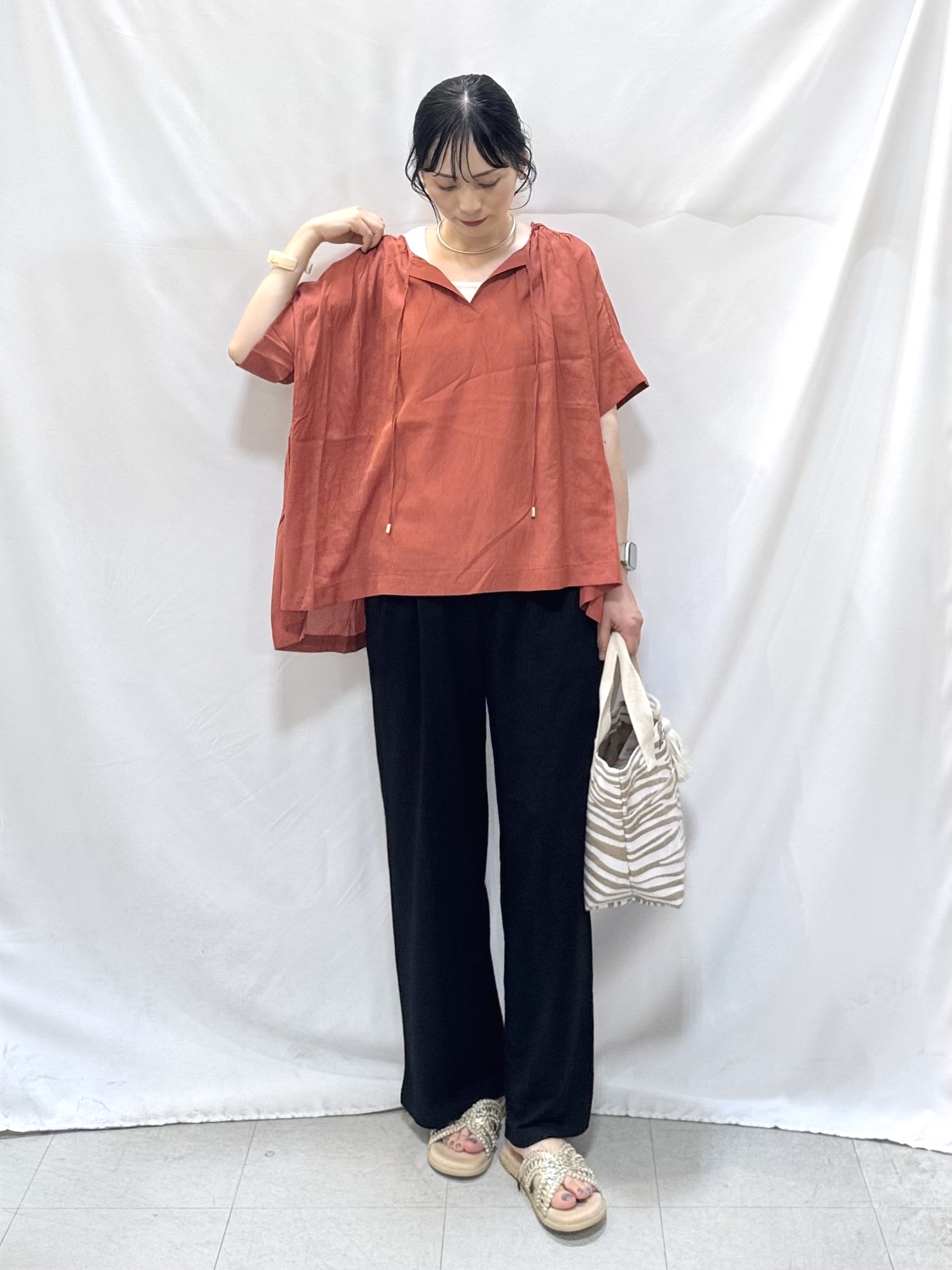 𝐇𝐢𝐫𝐨𝐦𝐢さんの「SHOO･LA･RUE｜【2点セット/洗濯機可】大人の抜け感 インせず決まるリボン付きブラウス＆タンクトップ」を使ったコーディネート