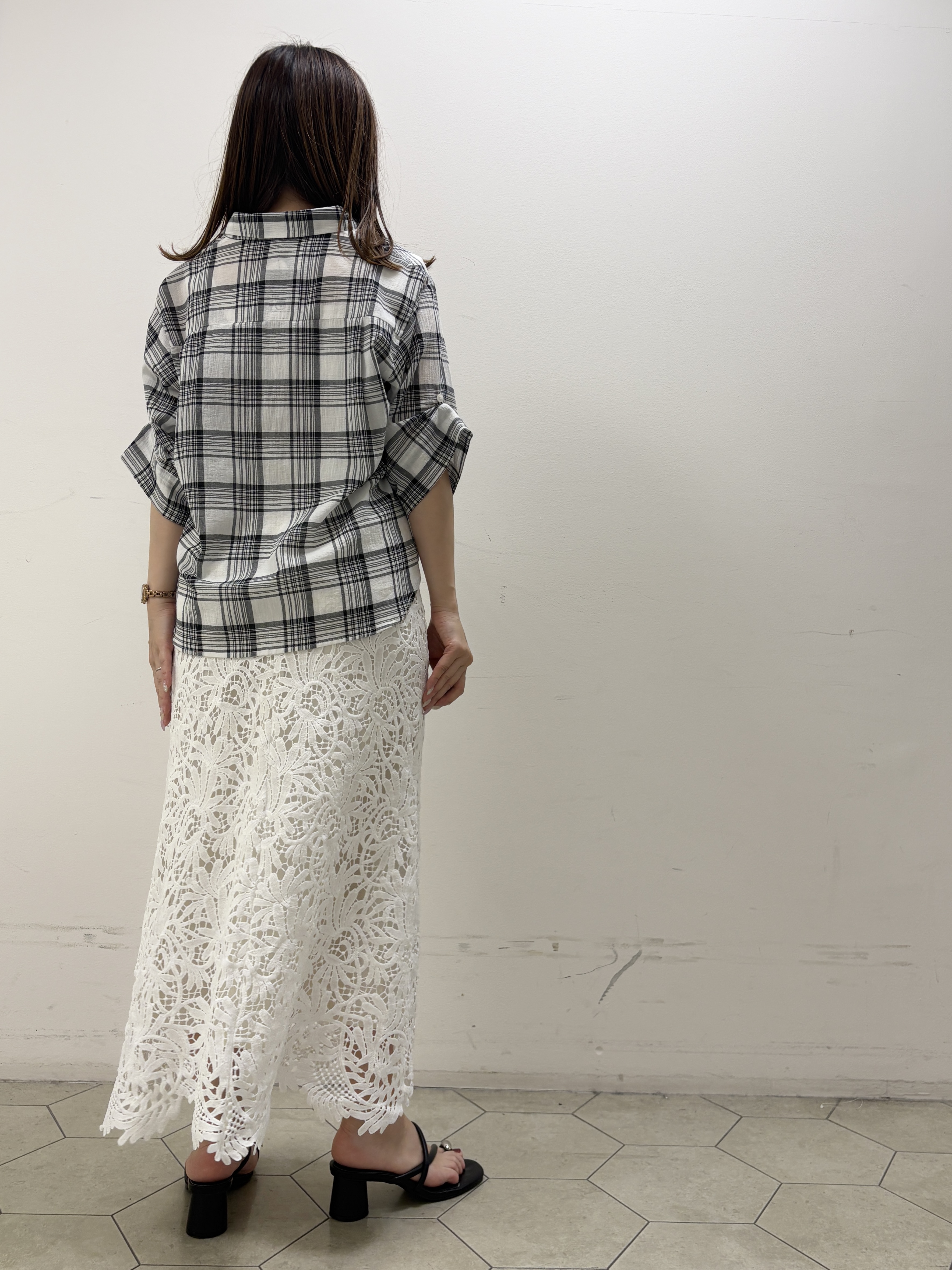 kahoさんの「INDIVI｜【コットン100％／透け感／2WAY】袖アレンジ チェックシャツ」を使ったコーディネート