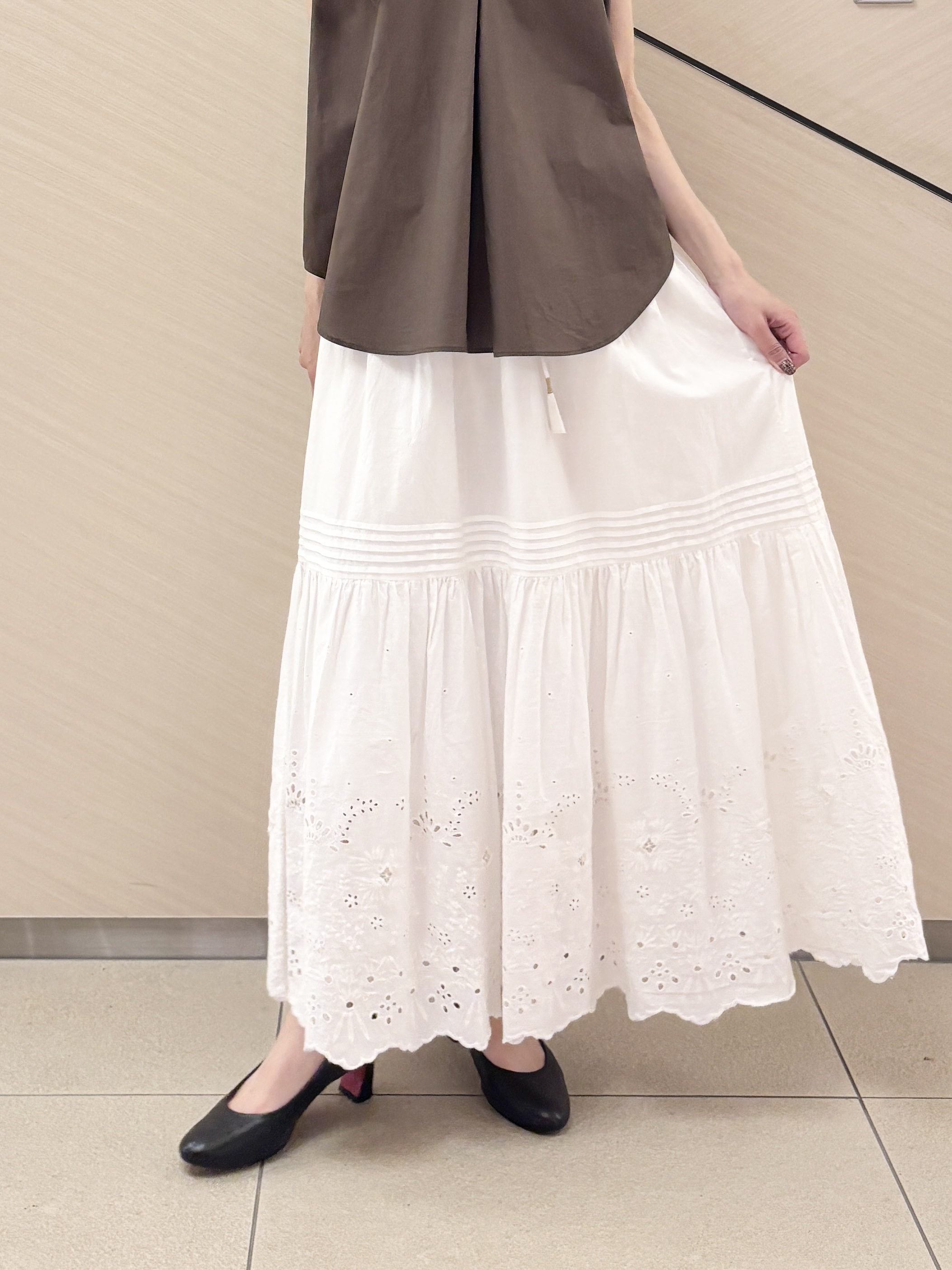 清水夏姫さんの「DRESSTERIOR｜ウォッシャブルエンブロイダリースカート」を使ったコーディネート