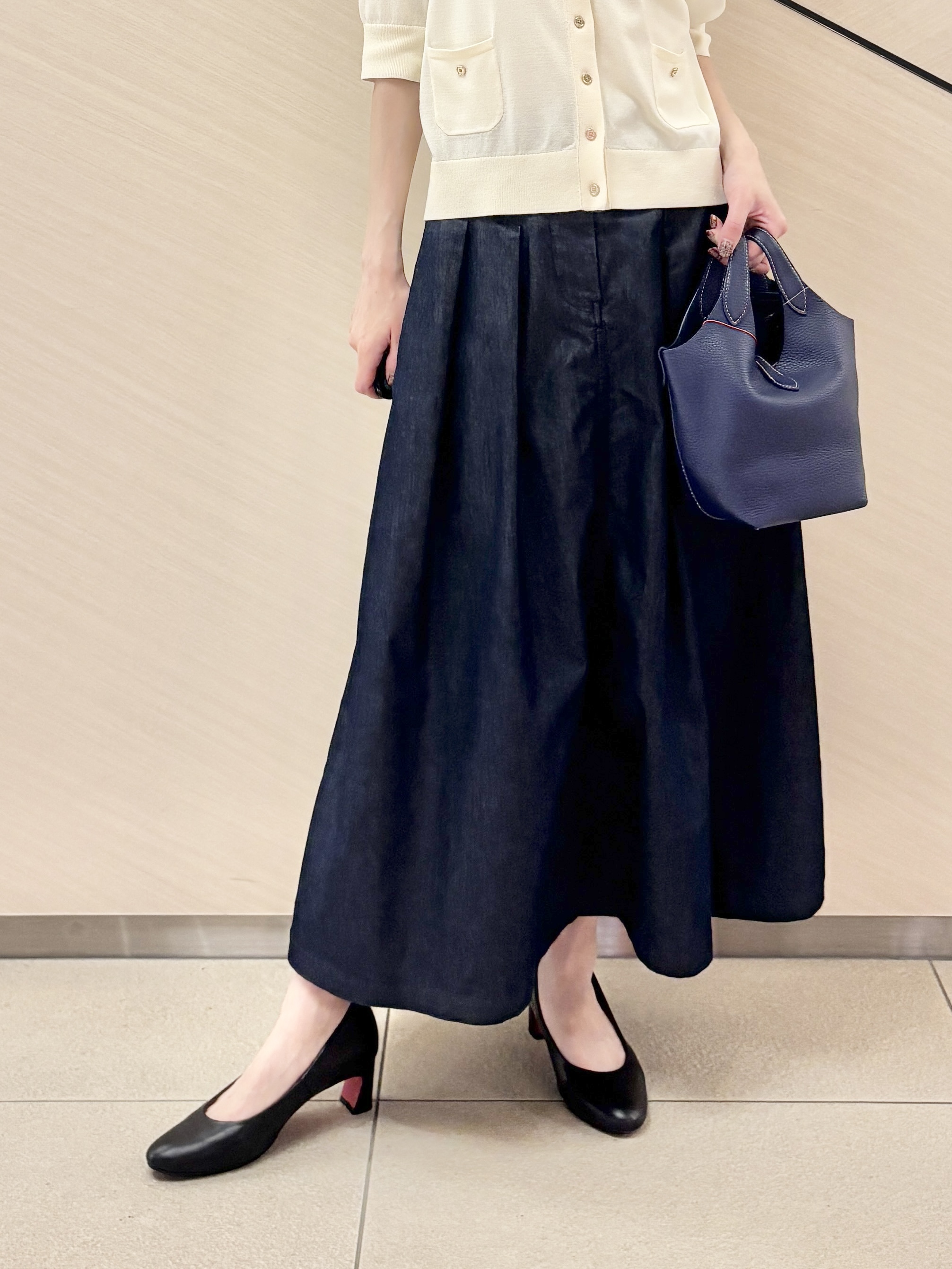 清水夏姫さんの「DRESSTERIOR｜【接触冷感/吸水速乾】クールタッチ デニムライク タックスカート」を使ったコーディネート