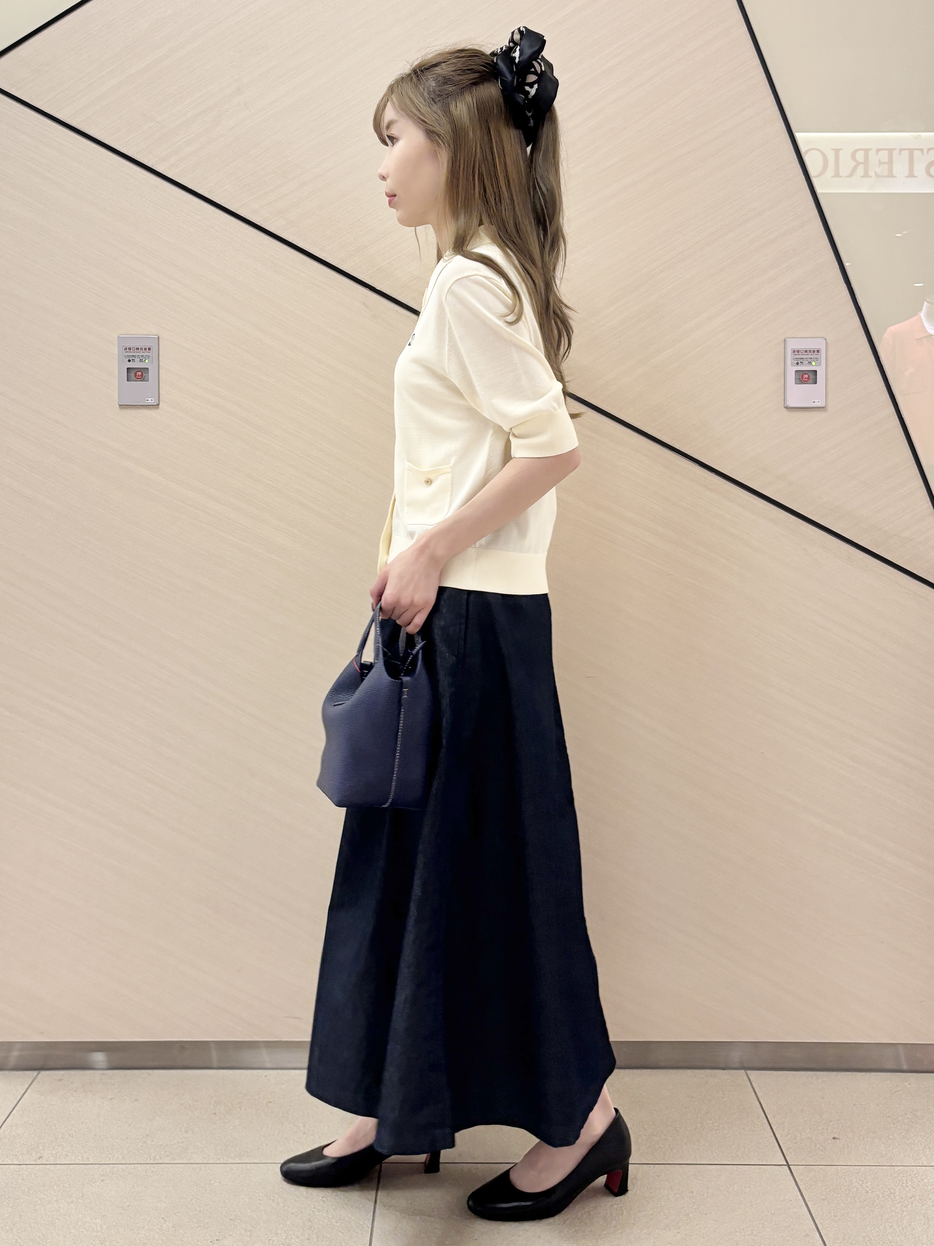 清水夏姫さんの「DRESSTERIOR｜【接触冷感/吸水速乾】クールタッチ デニムライク タックスカート」を使ったコーディネート