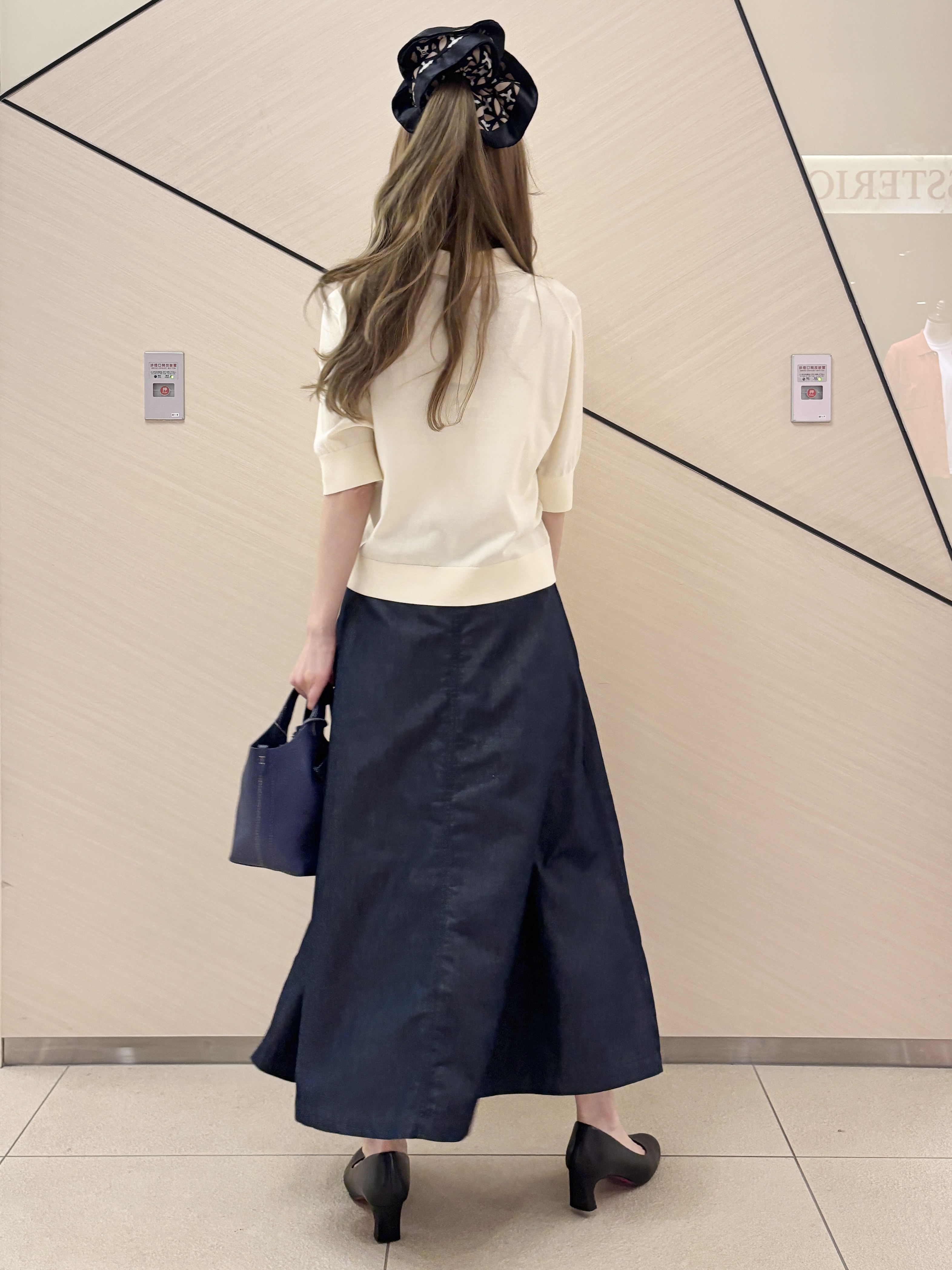 清水夏姫さんの「DRESSTERIOR｜【接触冷感/吸水速乾】クールタッチ デニムライク タックスカート」を使ったコーディネート