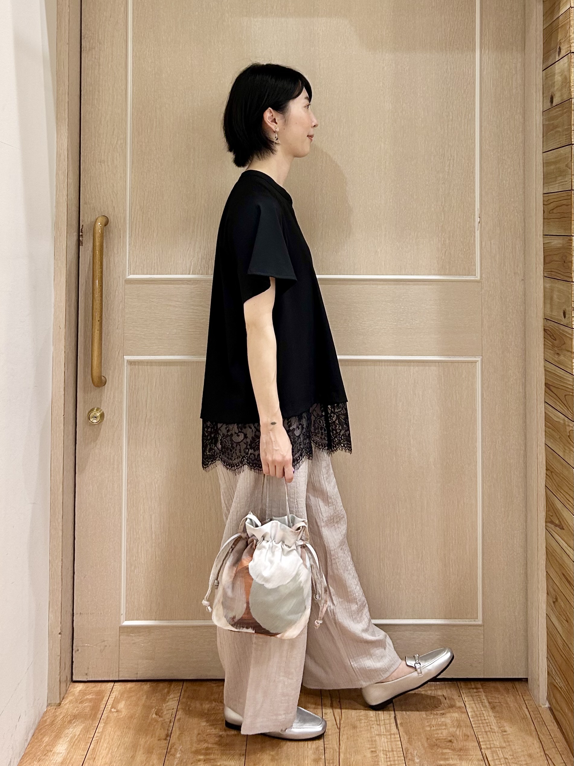 ちぐささんの「SHOO･LA･RUE｜【ひんやり/洗濯機可】軽凛(かろりん) スキッパー裾レースブラウス」を使ったコーディネート