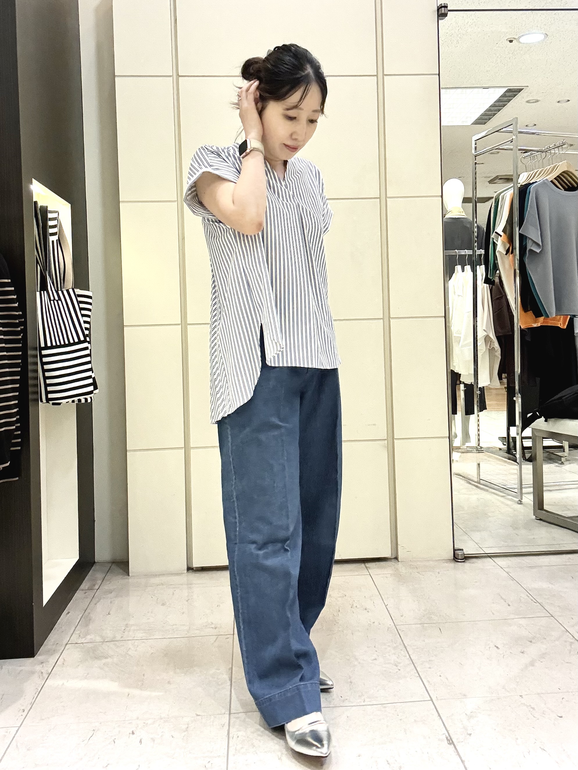 mori.さんの「UNTITLED｜【吸水速乾/接触冷感】バックプリーツデザインブラウス」を使ったコーディネート