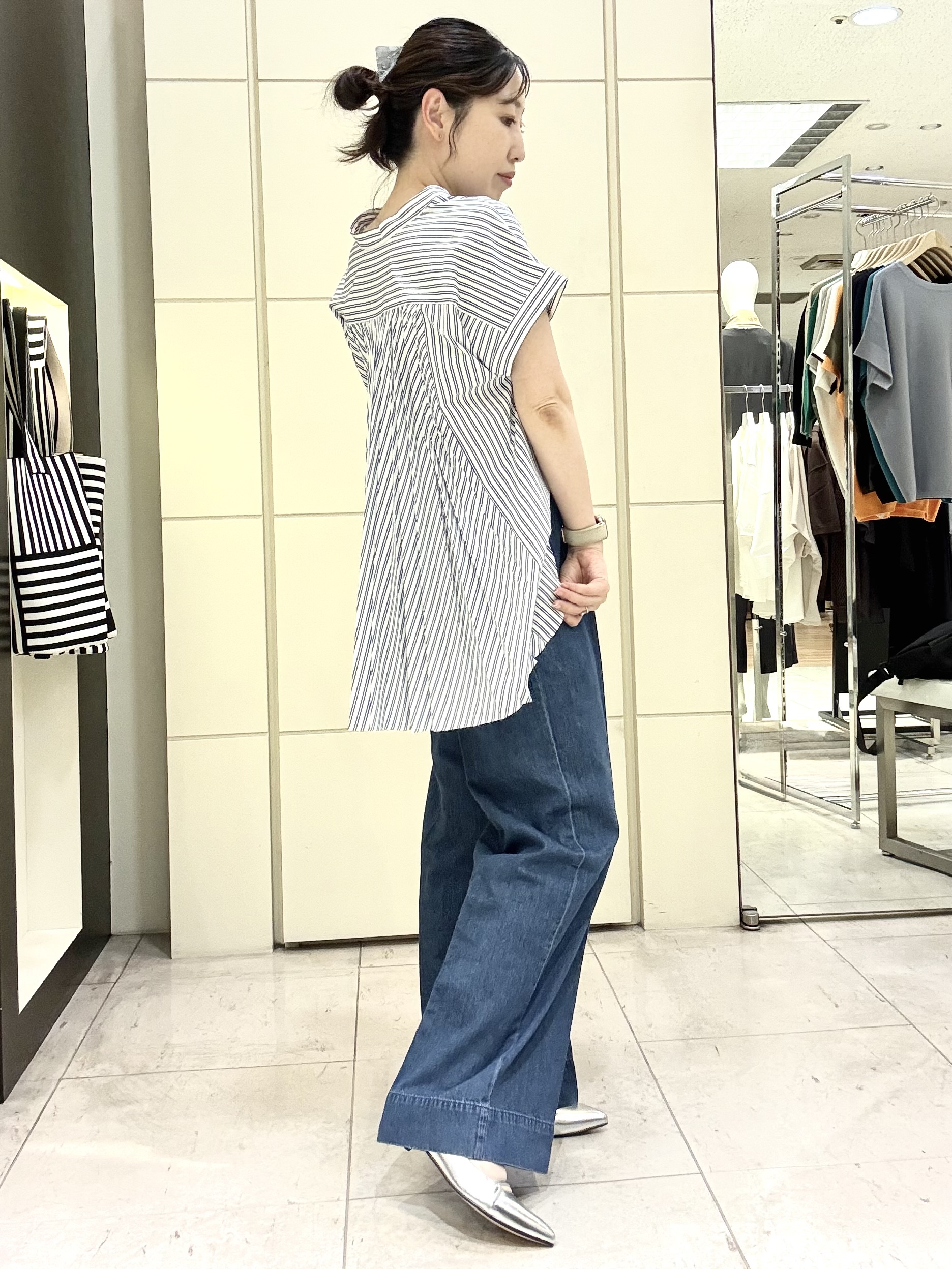 mori.さんの「UNTITLED｜【吸水速乾/接触冷感】バックプリーツデザインブラウス」を使ったコーディネート