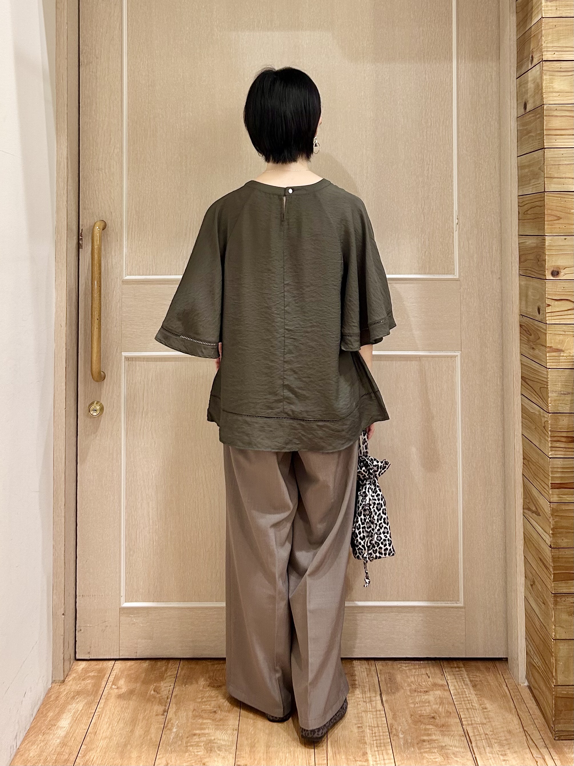ちぐささんの「SHOO･LA･RUE｜【ひんやり/S-LL/体型カバー】はしごレースが涼し気な スラブポンチョ風ブラウス」を使ったコーディネート