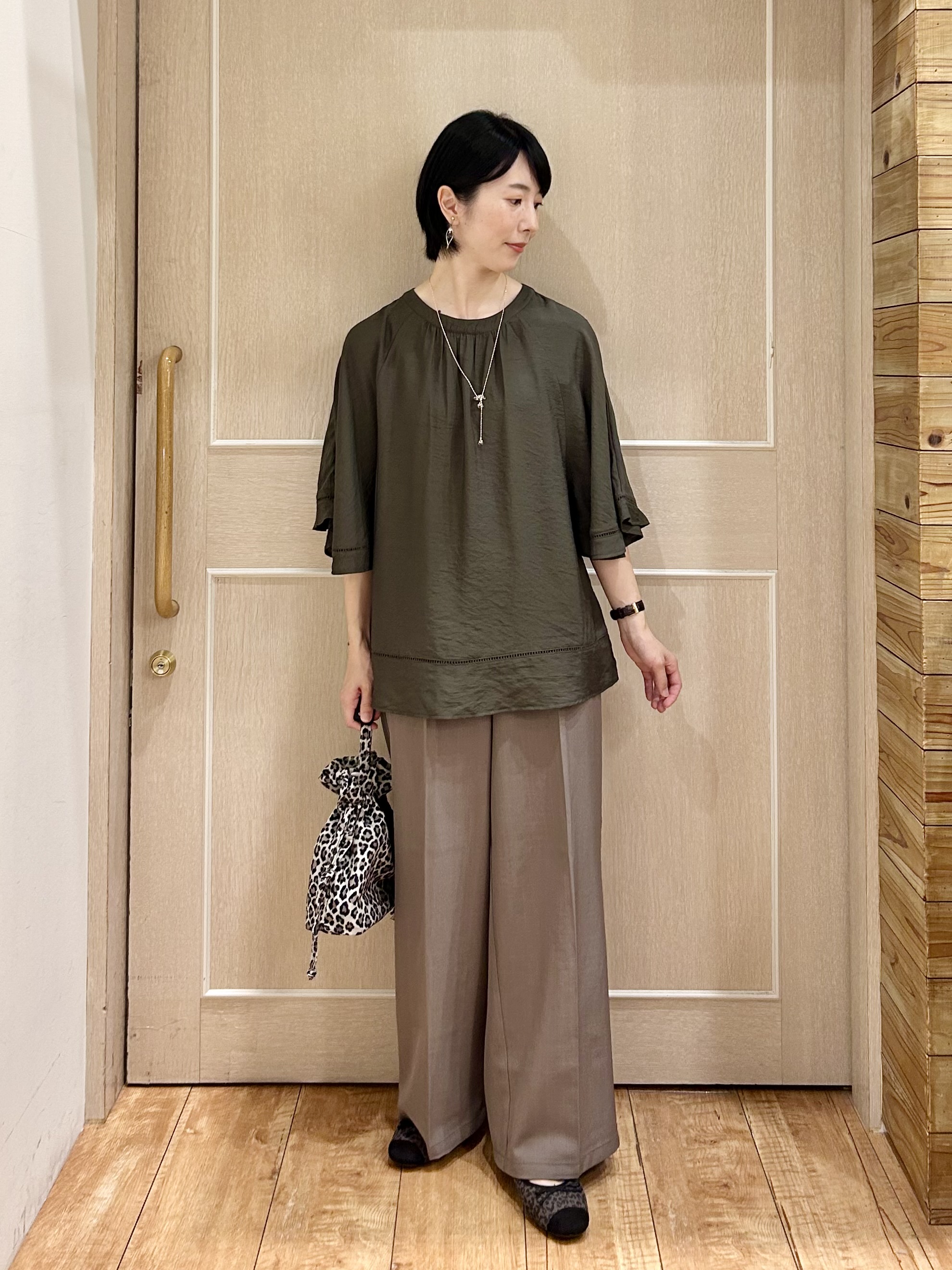 ちぐささんの「SHOO･LA･RUE｜【ひんやり/S-LL/体型カバー】はしごレースが涼し気な スラブポンチョ風ブラウス」を使ったコーディネート